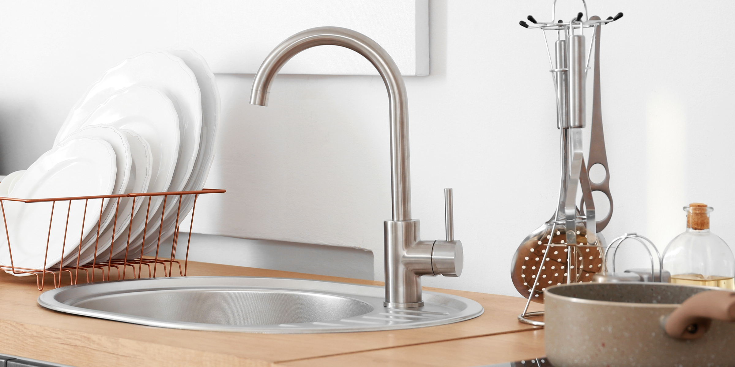 Utensils next to the kitchen sink | Source: Shutterstock