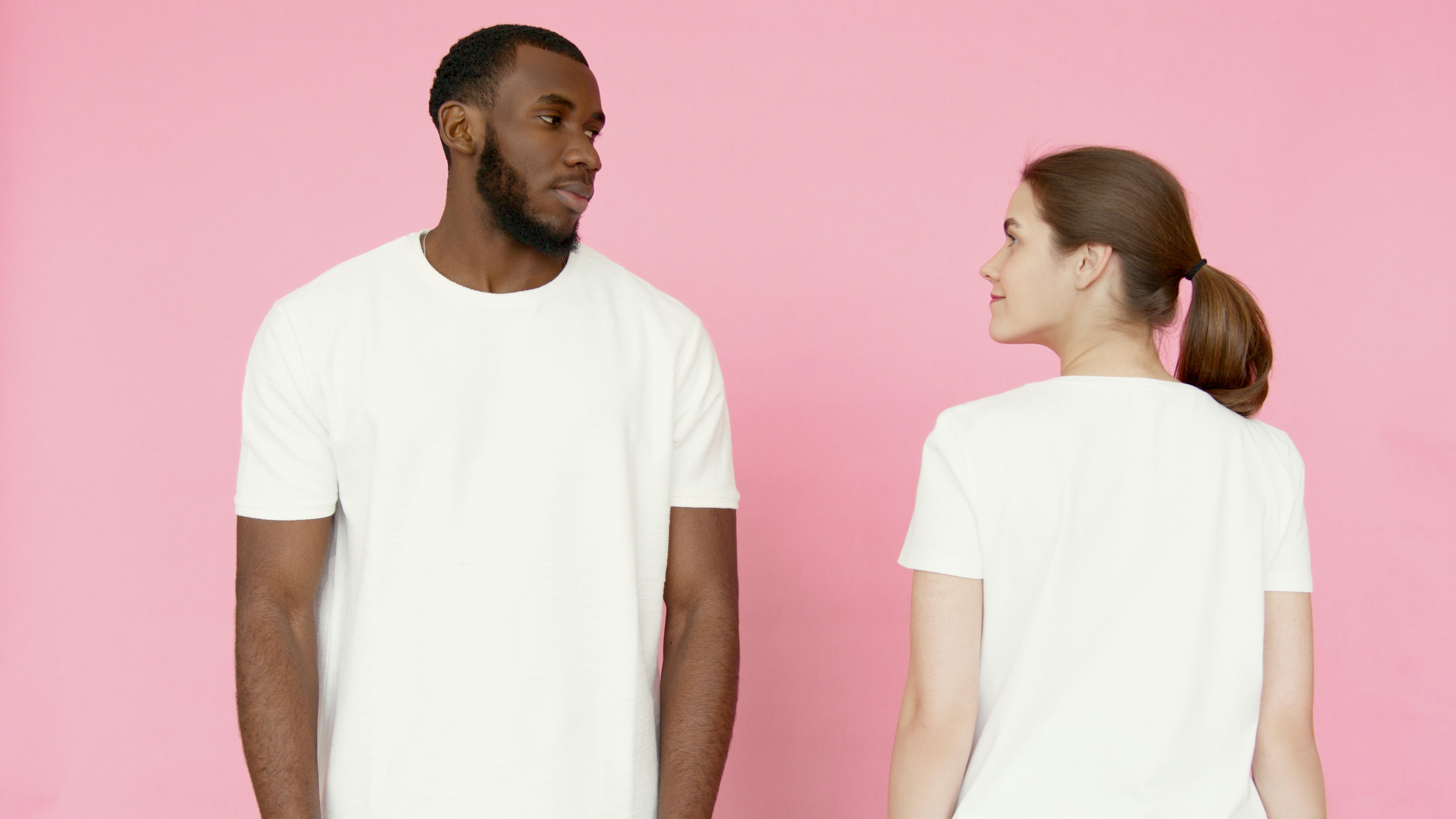 Man and woman staring at each other | Source: Pexels