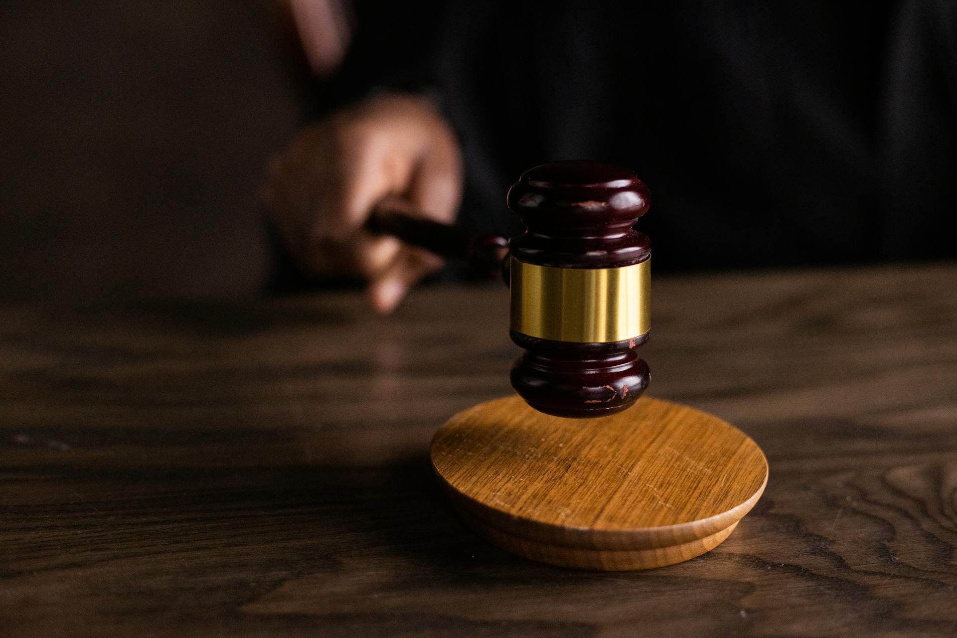 A judge holding a wooden gavel | Source: Pexels