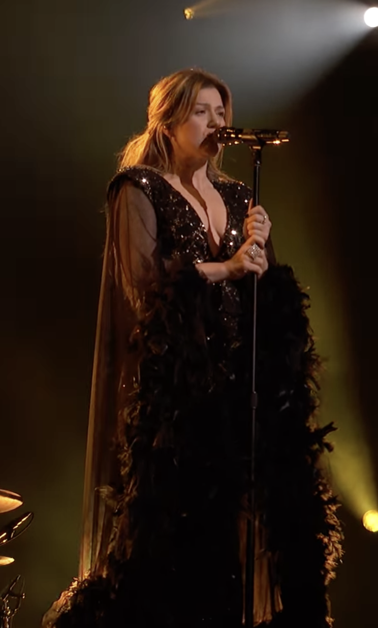 Kelly Clarkson performs on "The Voice," posted on May 21, 2025 | Source: Instagram/nbcthevoice