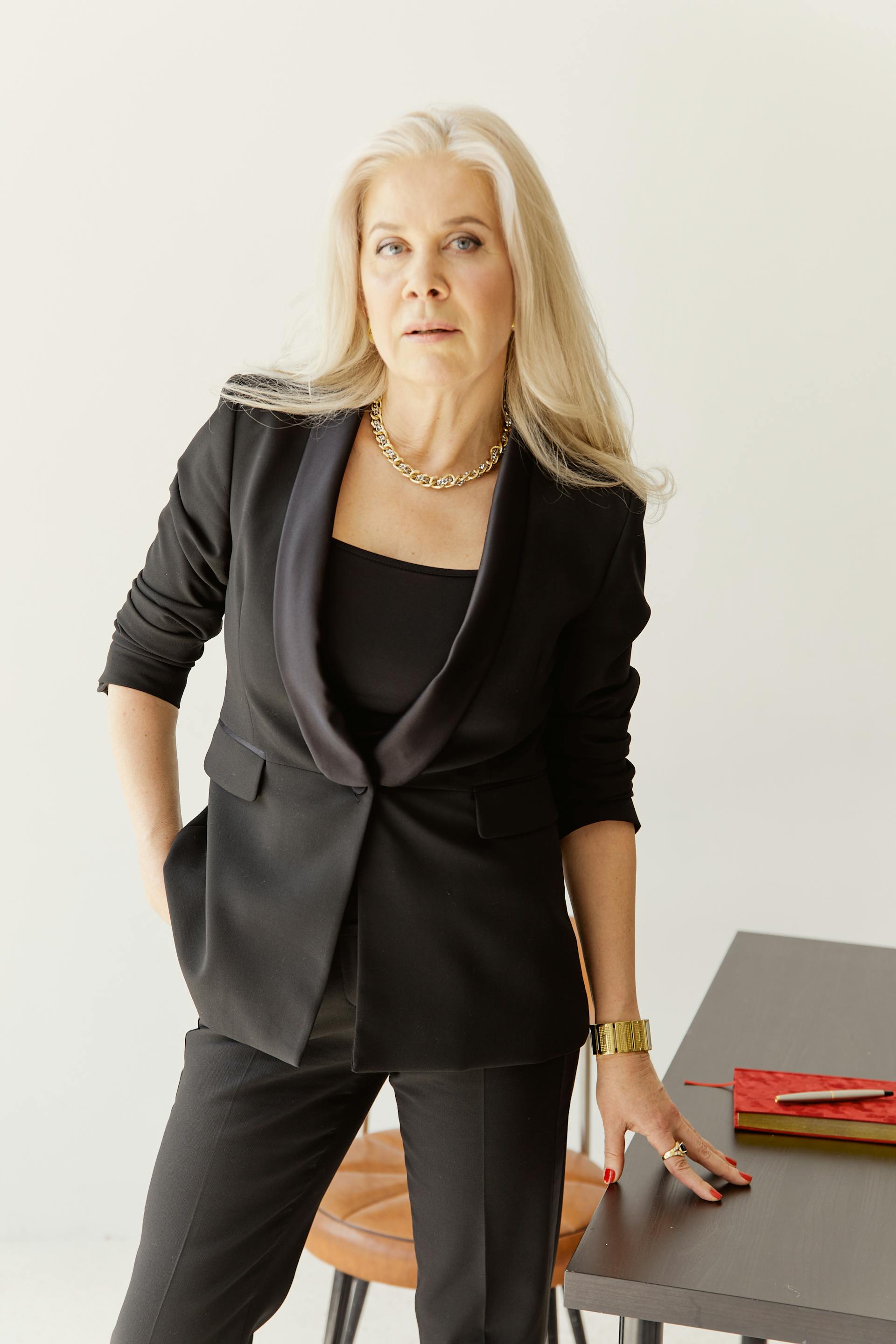 A mature woman with a stern expression | Source: Pexels