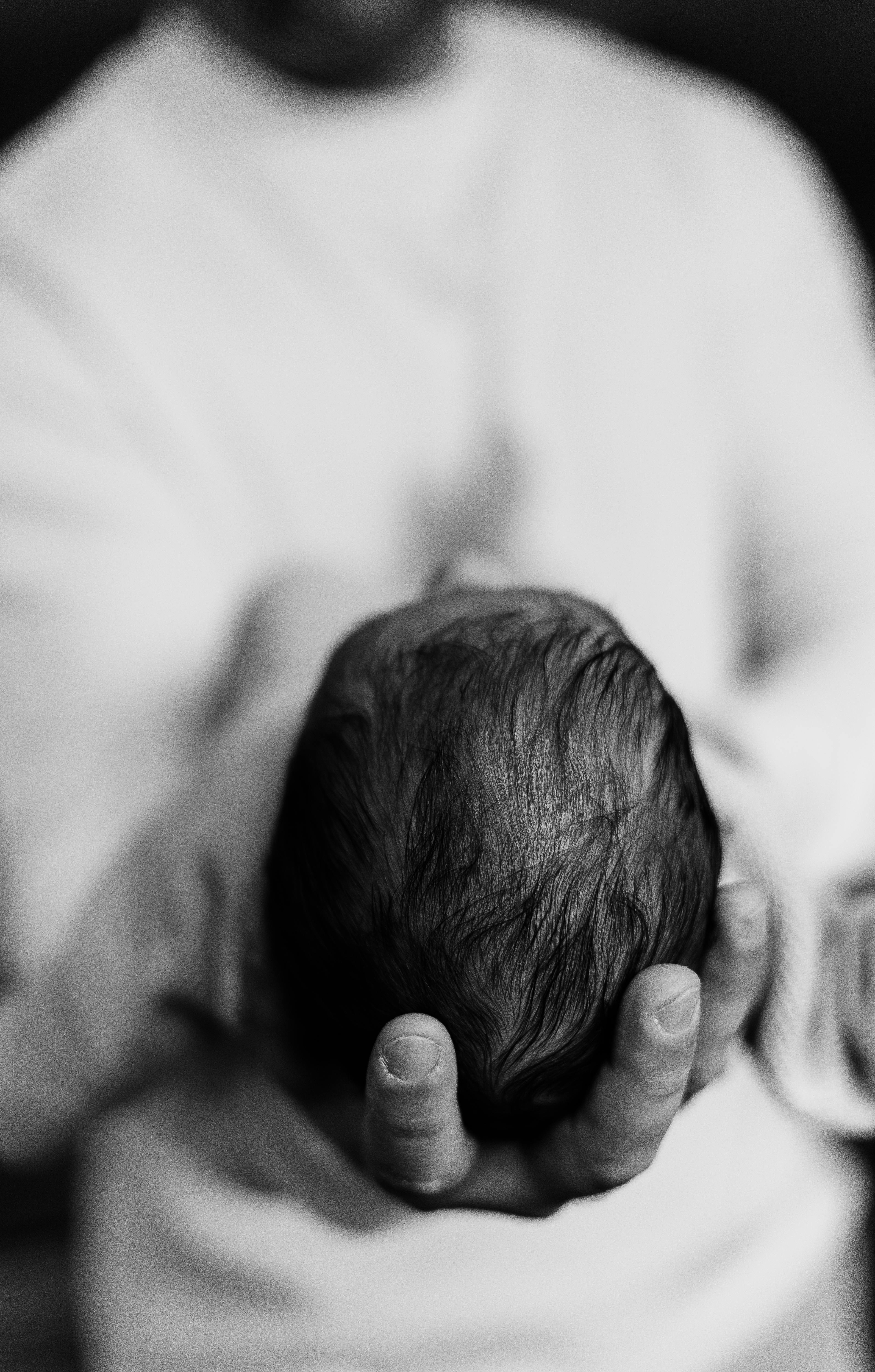 A man holding a baby | Source: Pexels