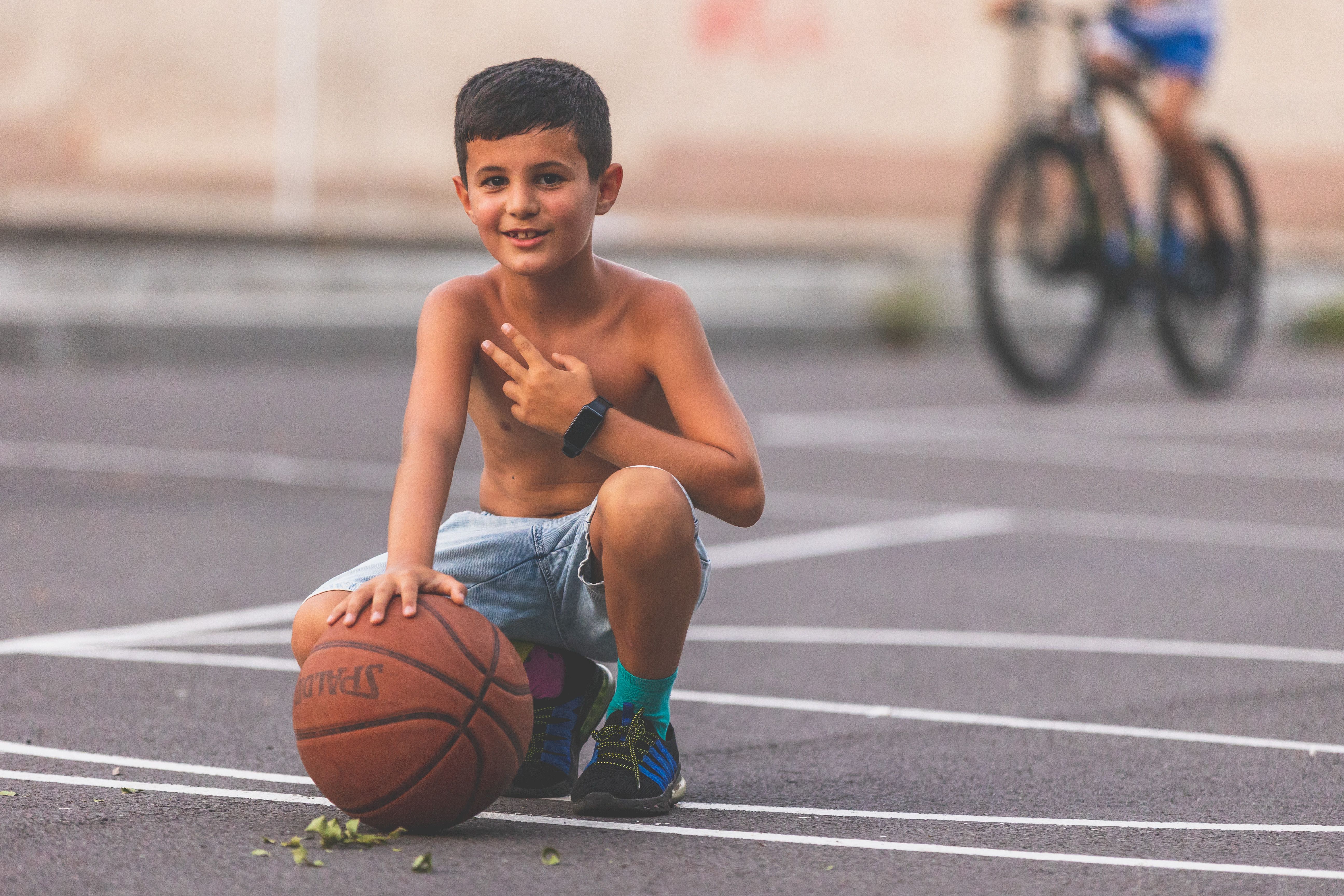 A little boy with a basketball | Source: Pexels