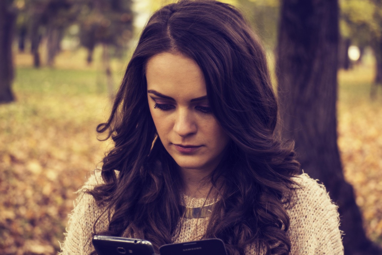 A woman on her phone | Source: Pexels