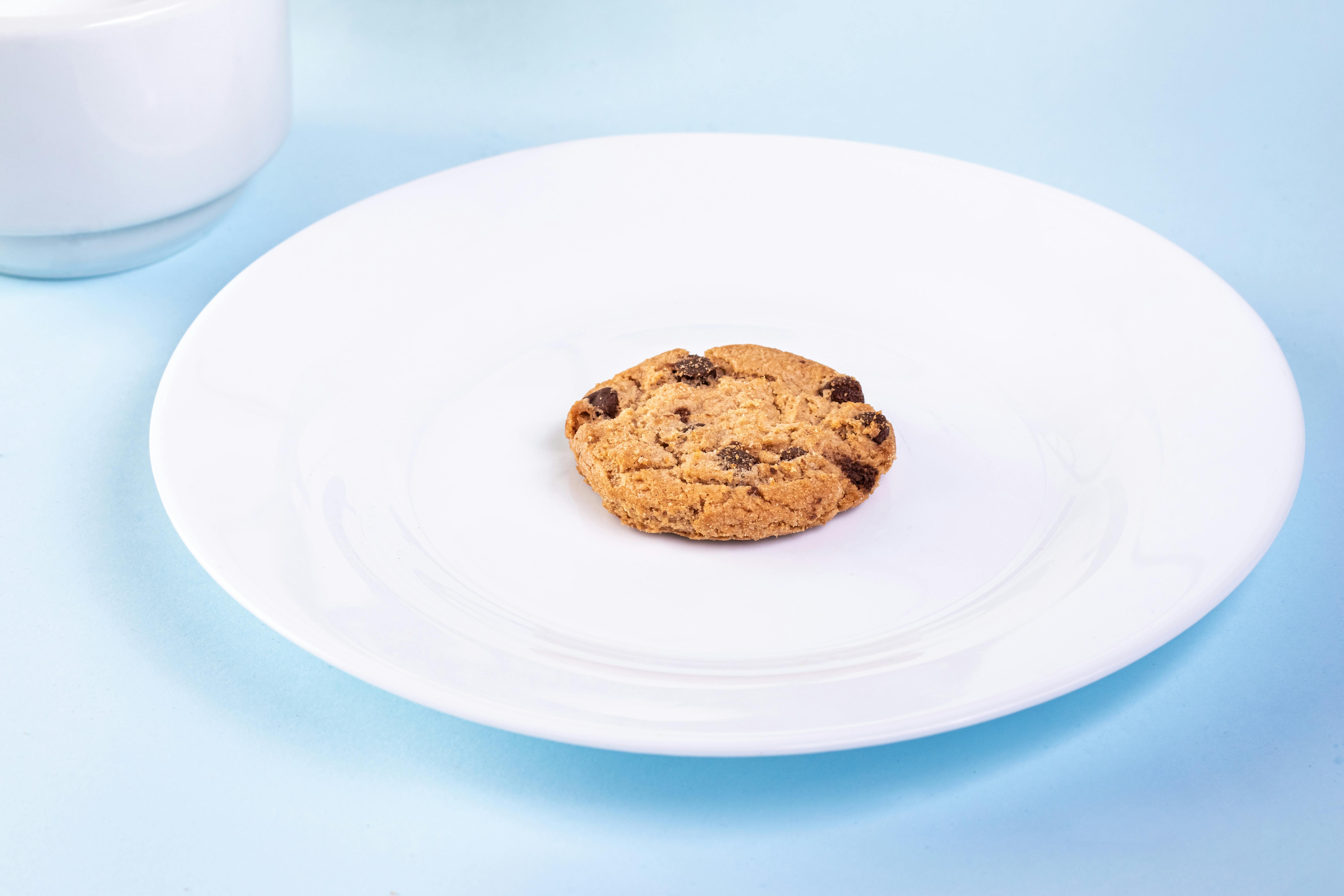Um biscoito em um prato | Fonte: Pexels