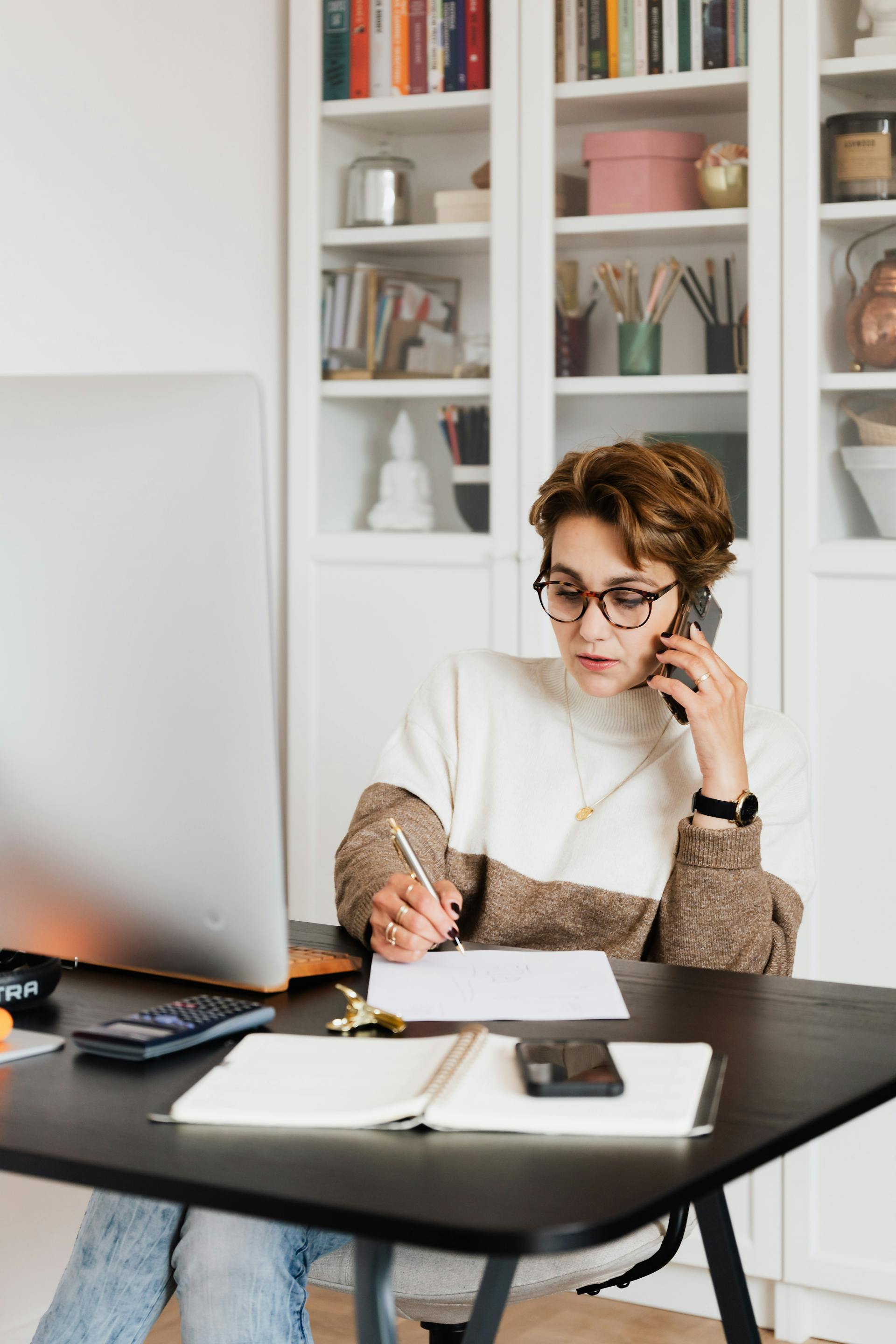 A woman making a phone call | Source: Pexels