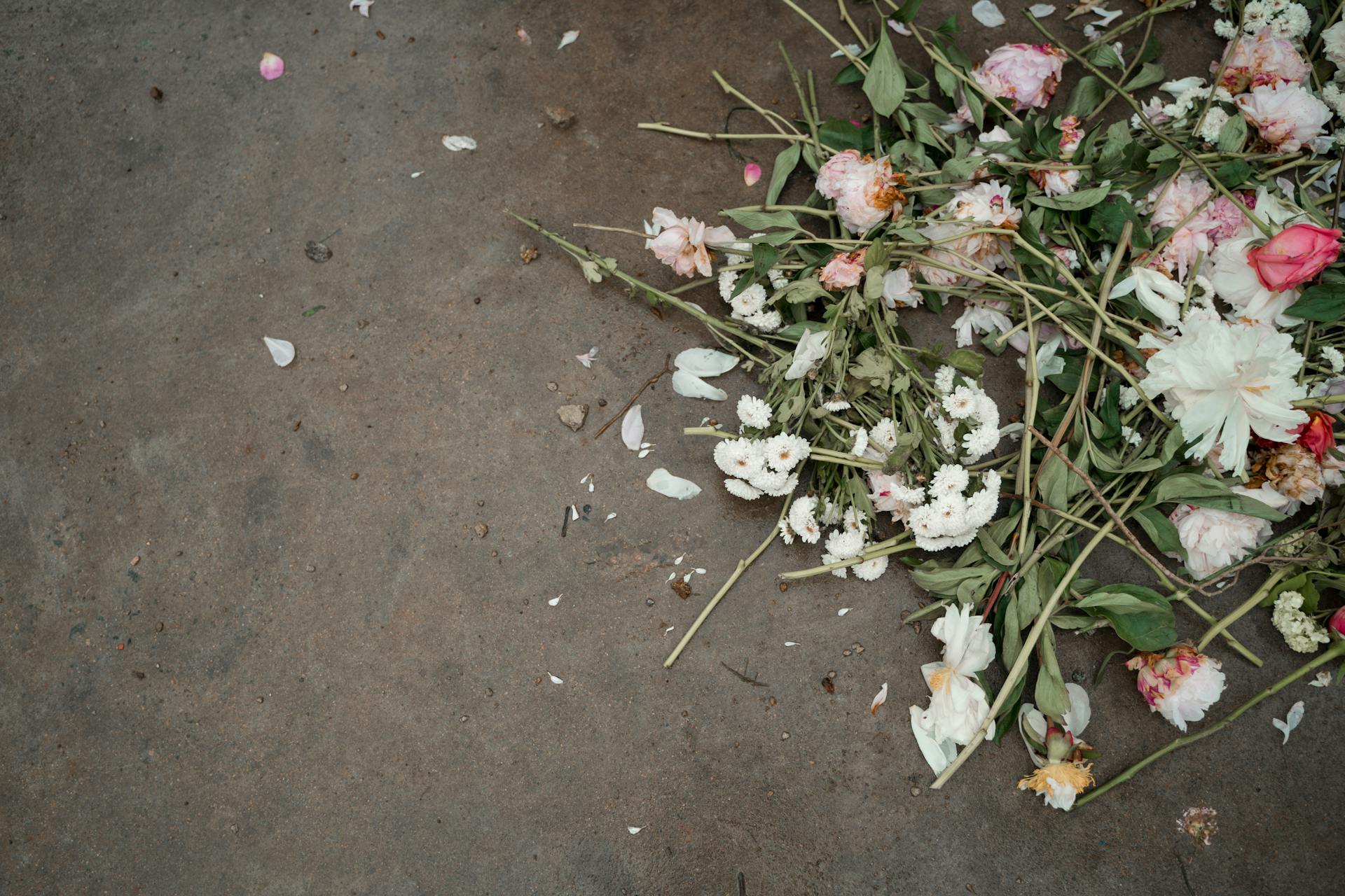 Flowers on the floor | Source: Pexels
