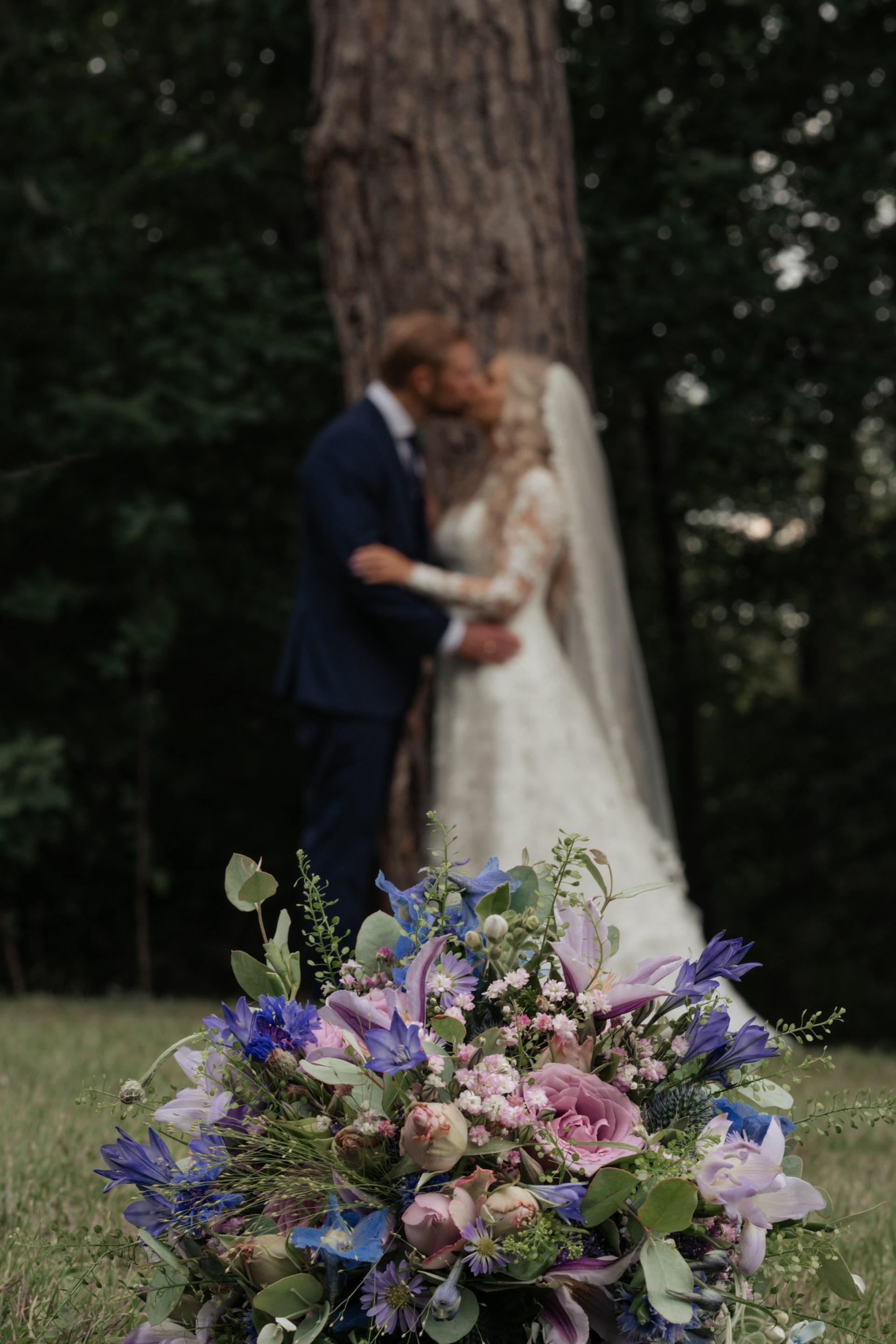 A bride and groom kissing each other | Source: Unsplash
