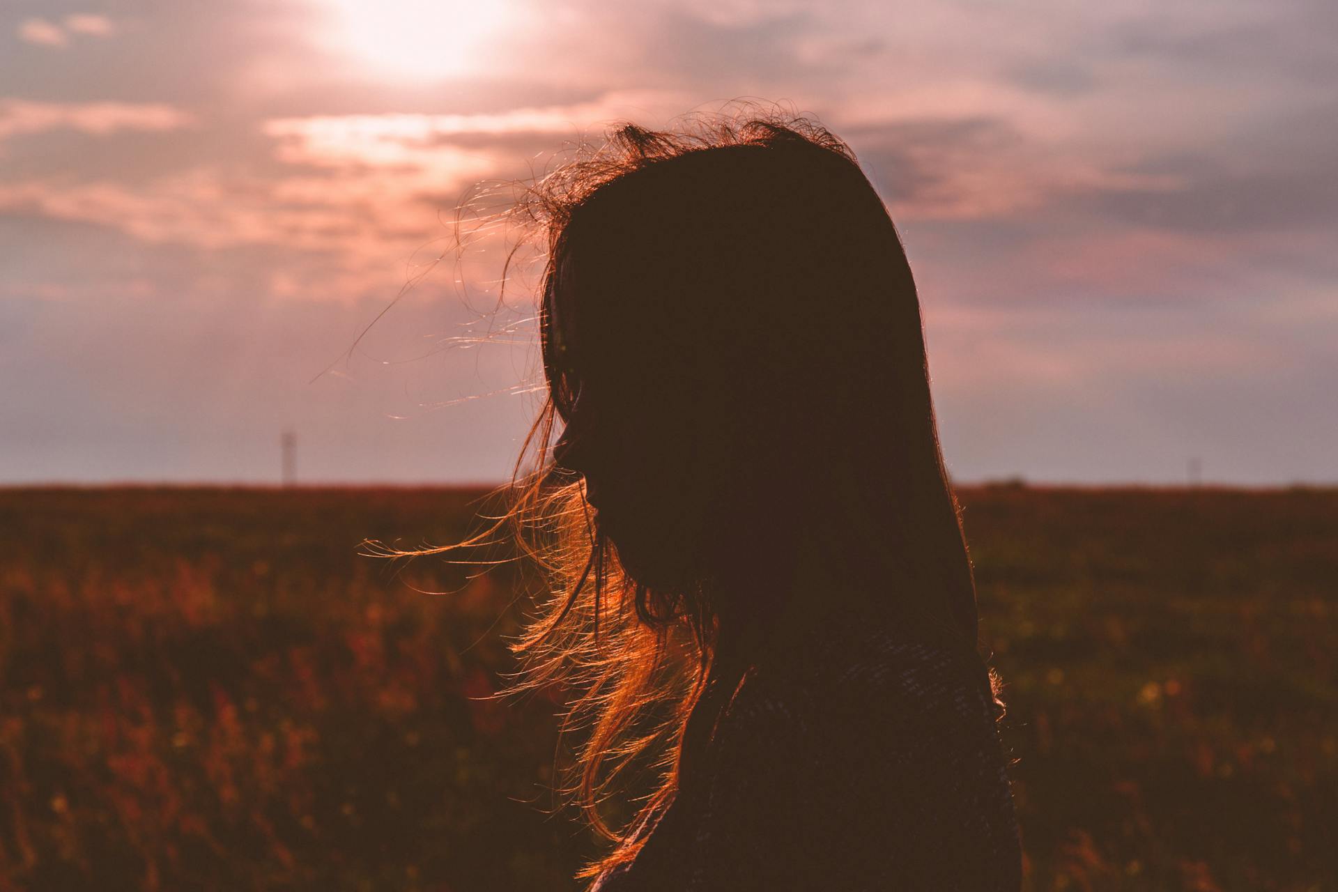 The silhouette of a woman | Source: Pexels
