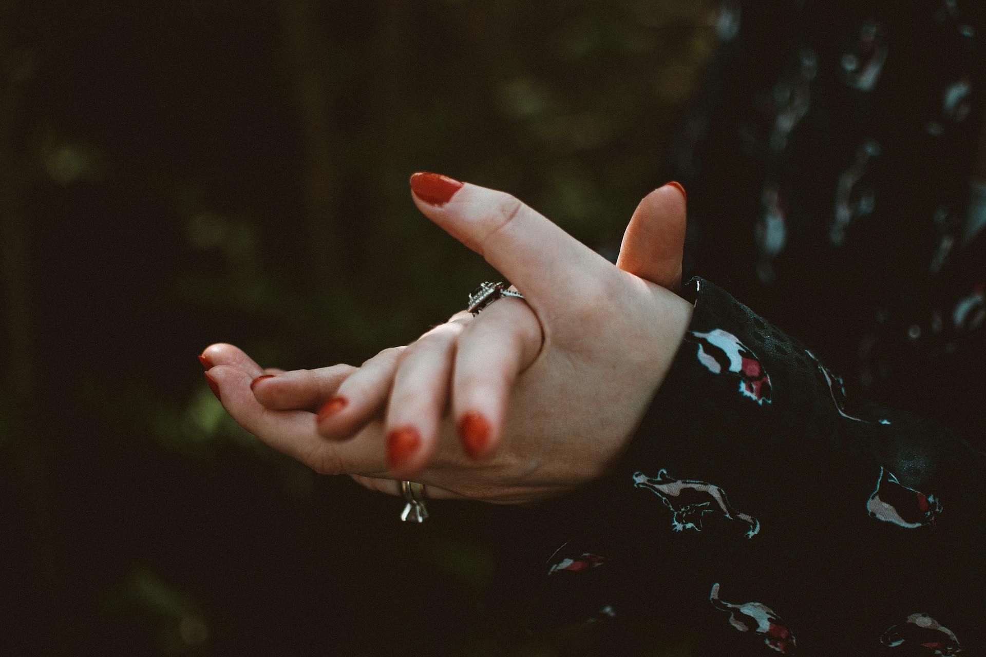 A woman clapping her hands | Source: Pexels