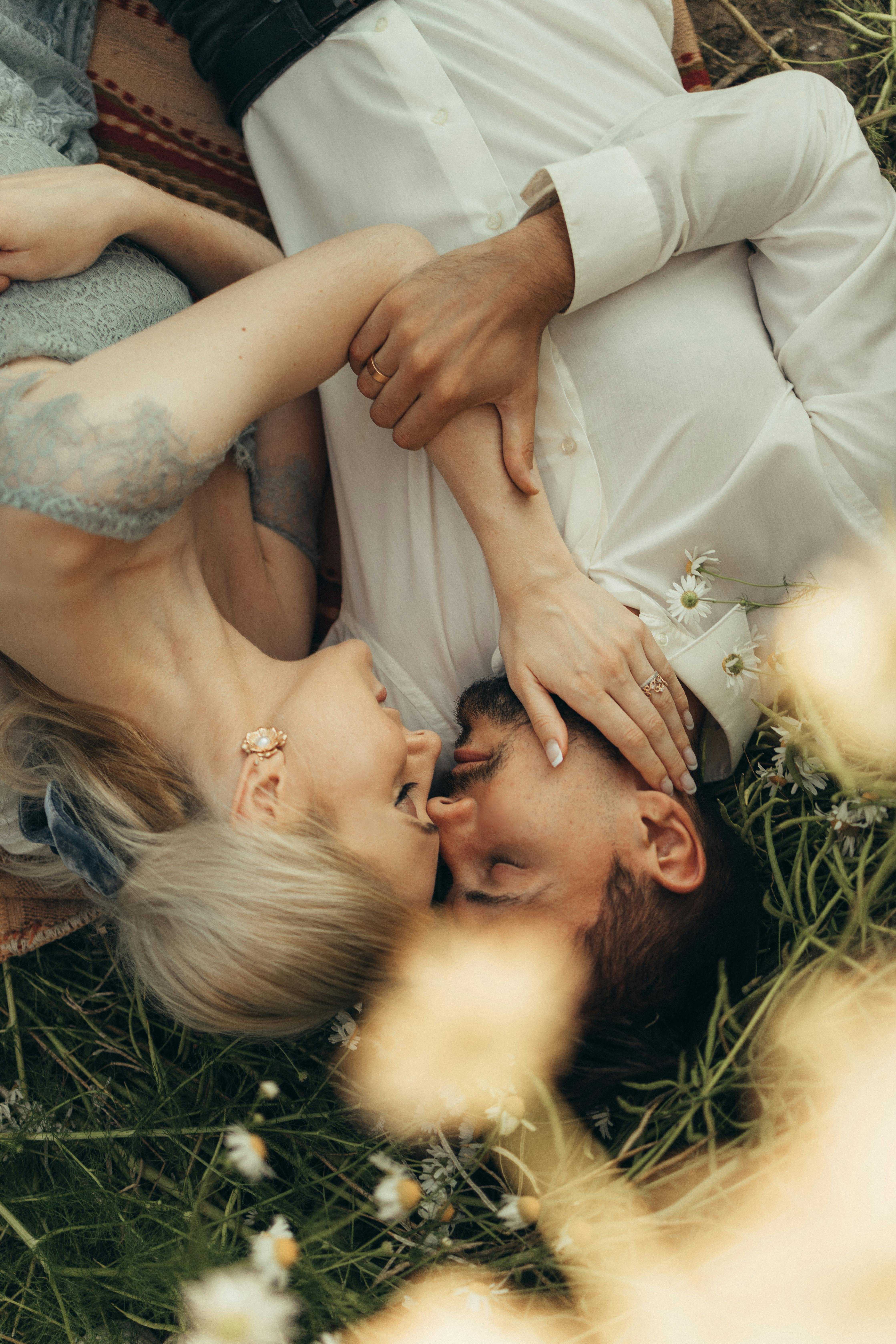 A couple enjoying an intimate embrace | Source: Pexels