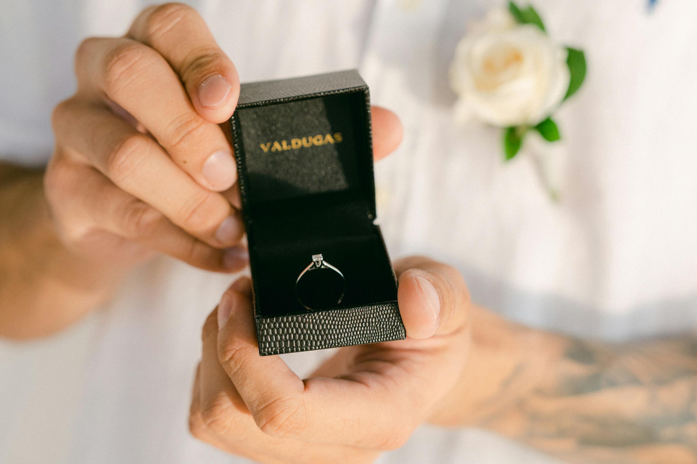 A man holding a diamond ring box | Source: Pexels