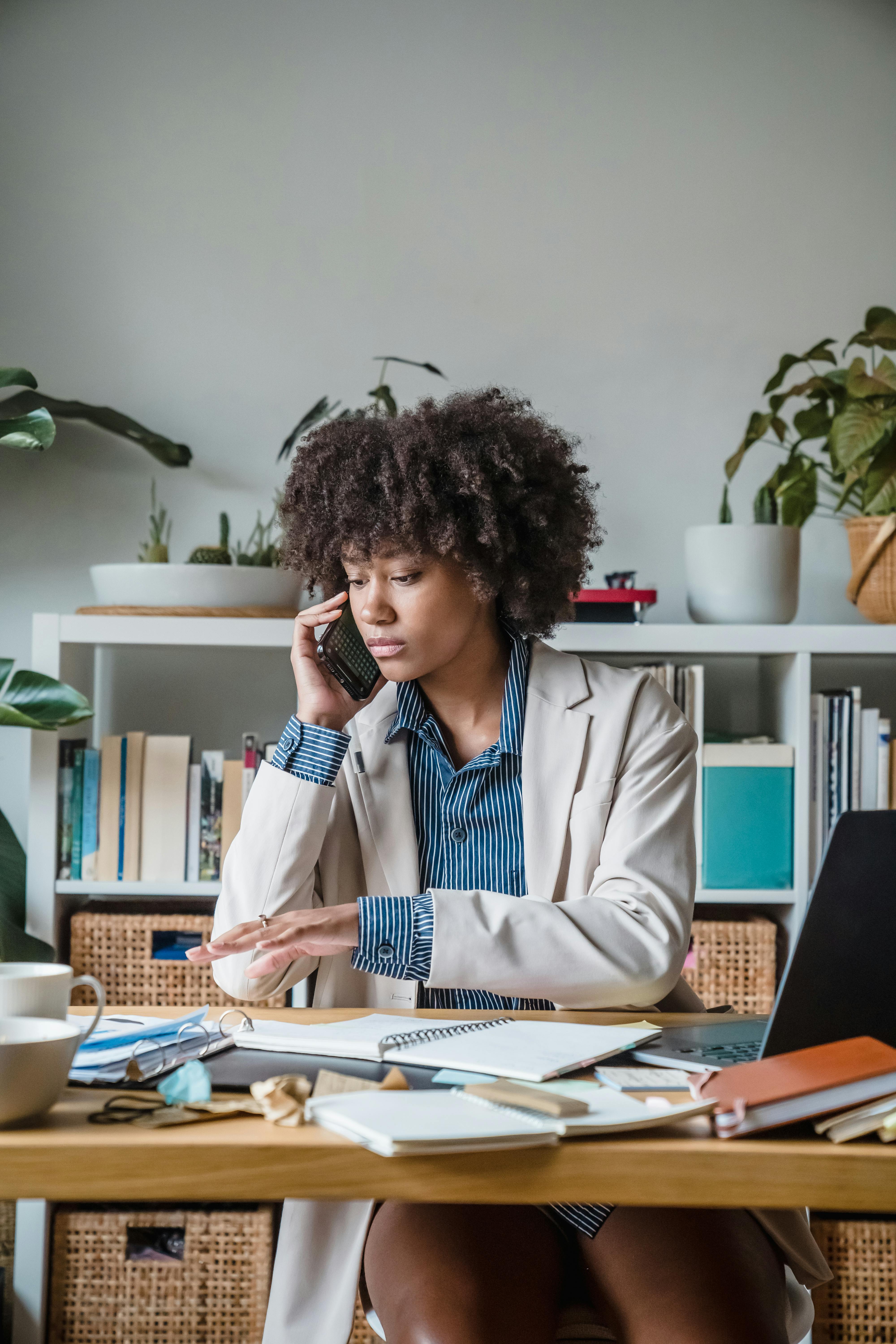Woman in her office talking on phone | Source: Pexels