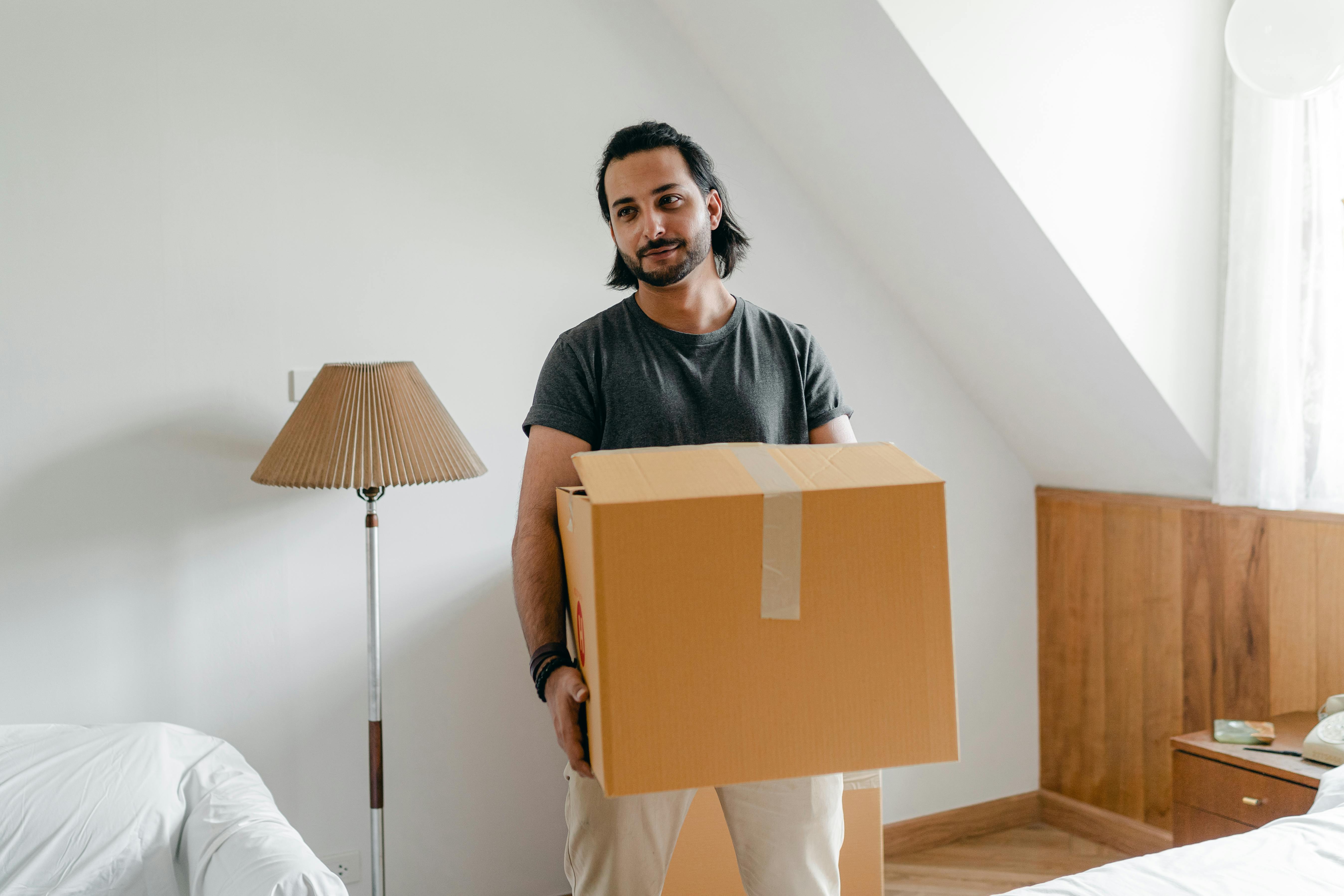 A man moving in | Source: Pexels