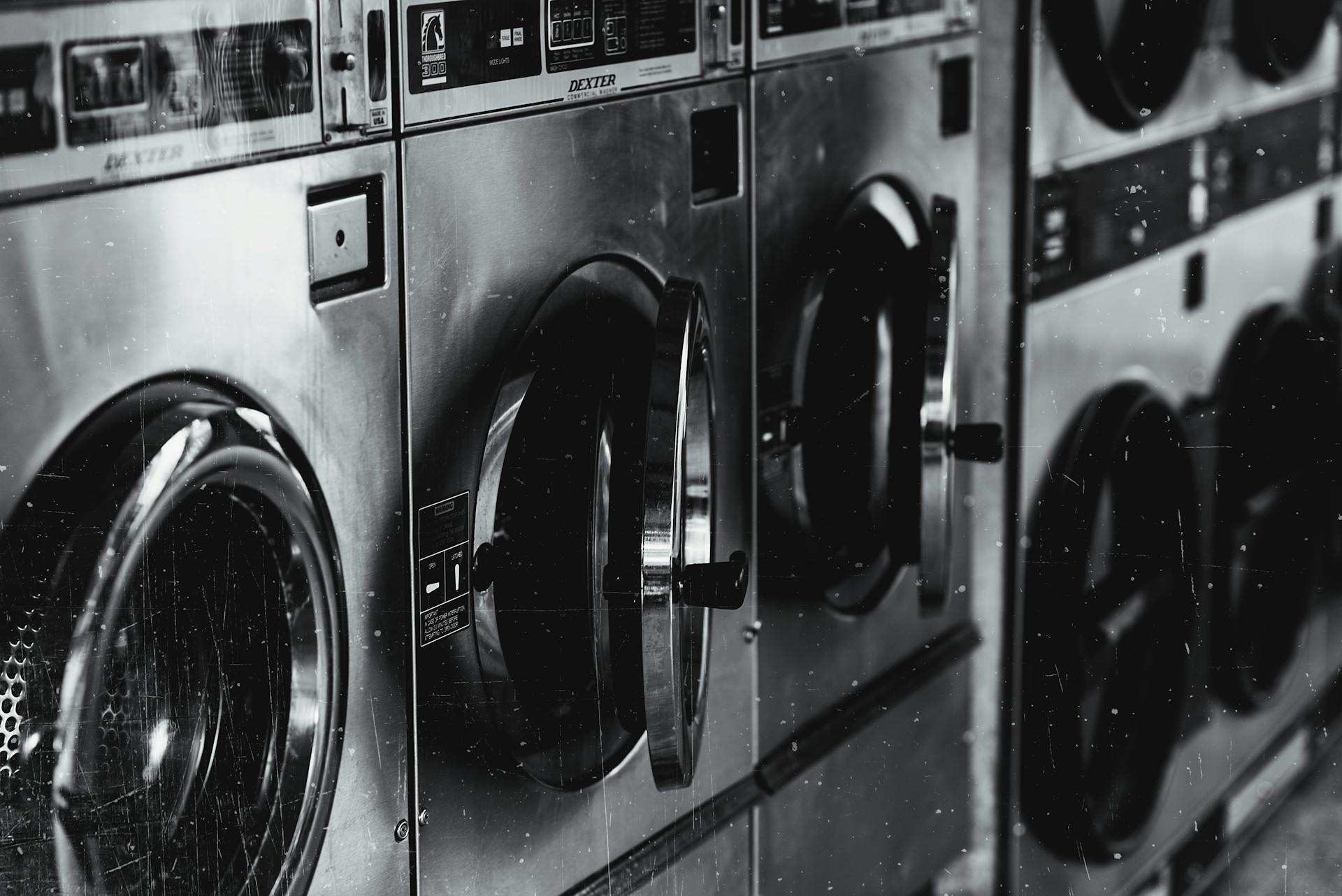Washing machines in a laundromat | Source: Pexels
