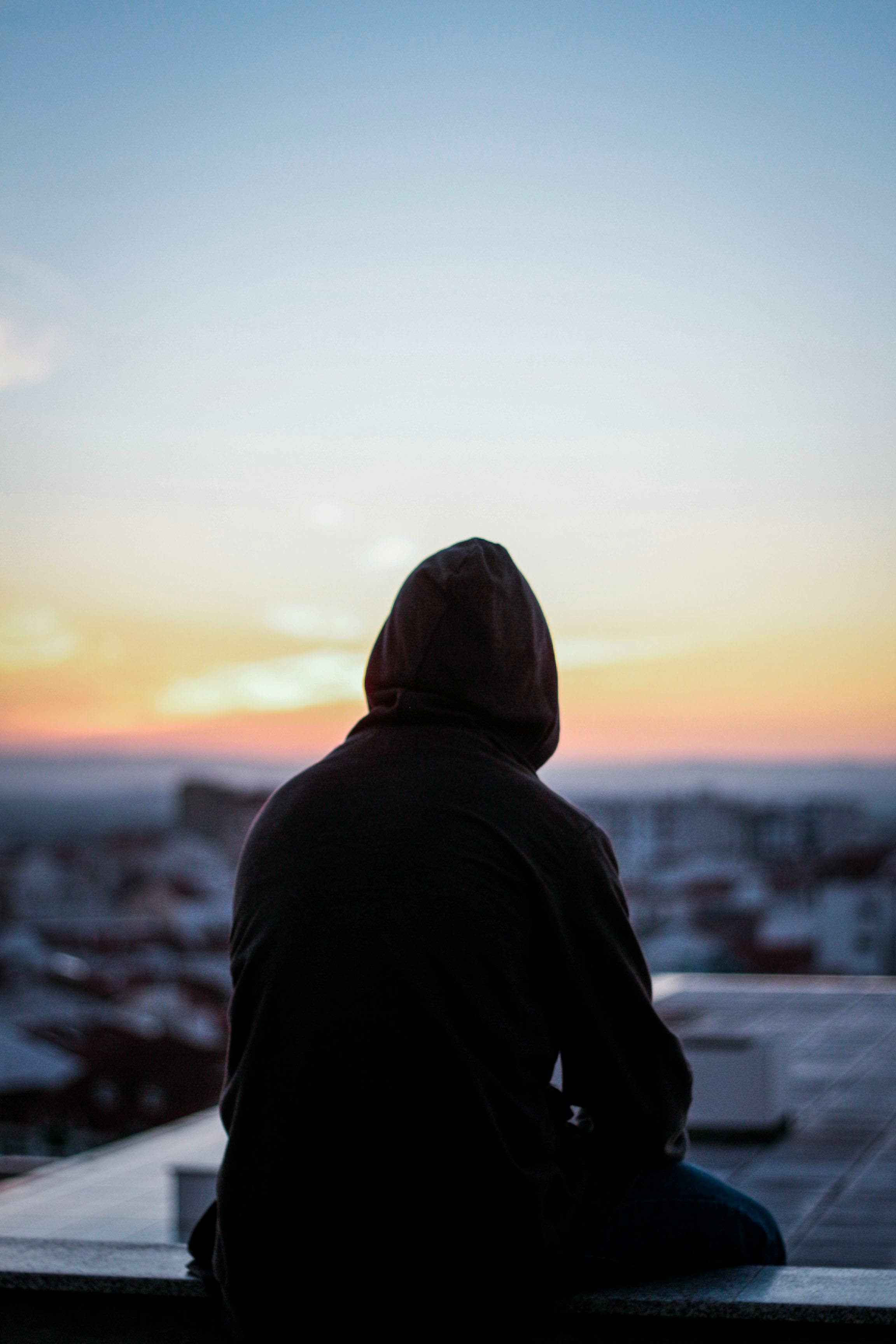 A man sitting on a bench | Source: Pexels
