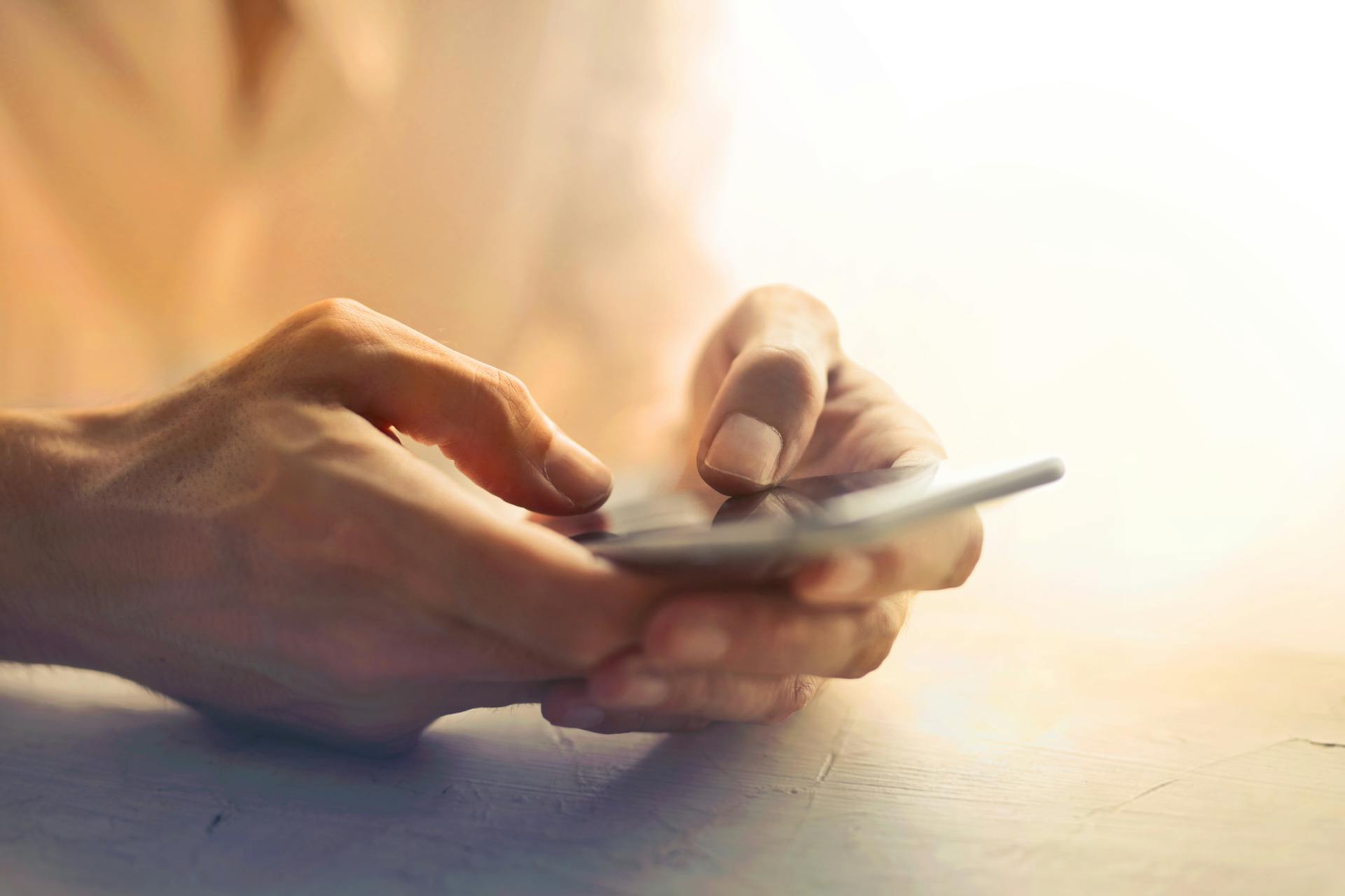 A woman using her cell phone | Source: Pexels