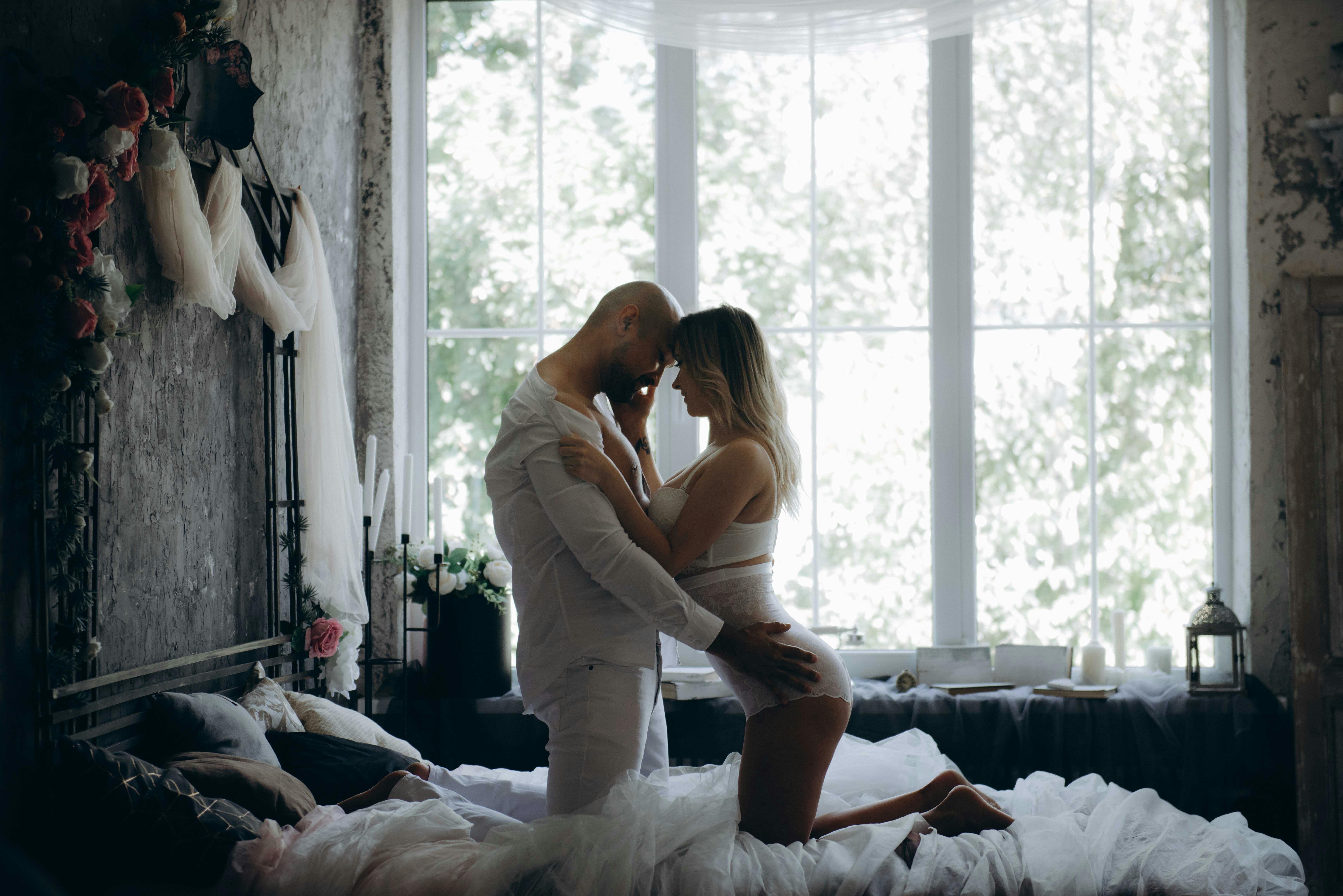 A couple in bed | Source: Pexels