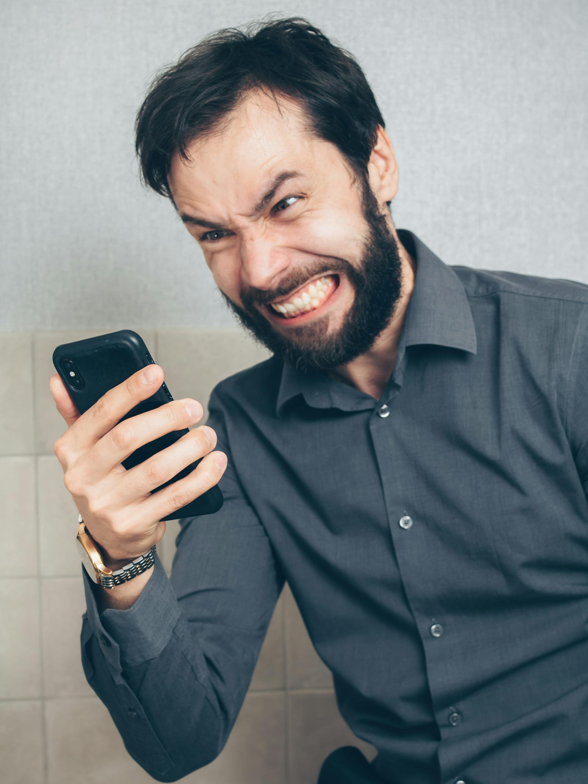 AN angry man making a phone call | Source: Pexels