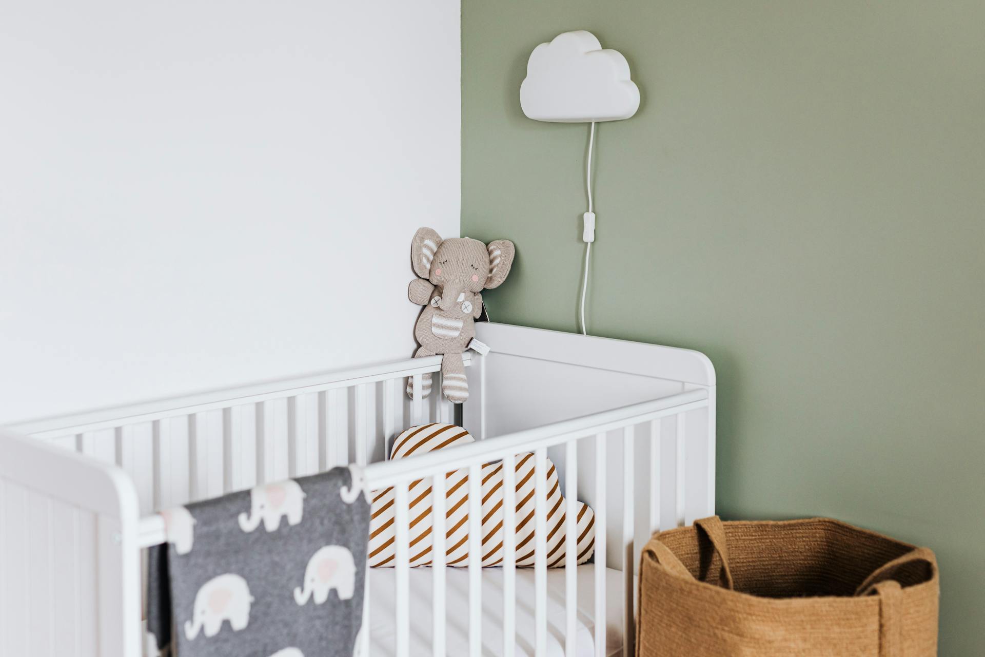 A baby crib lying in a room | Source: Pexels