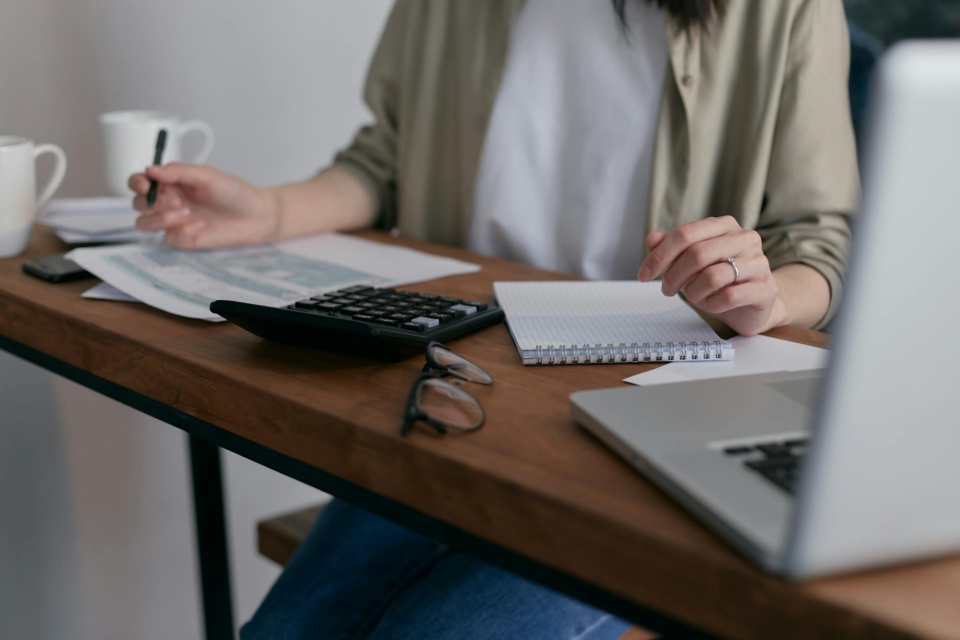A woman working at a desk | Source: Pexels