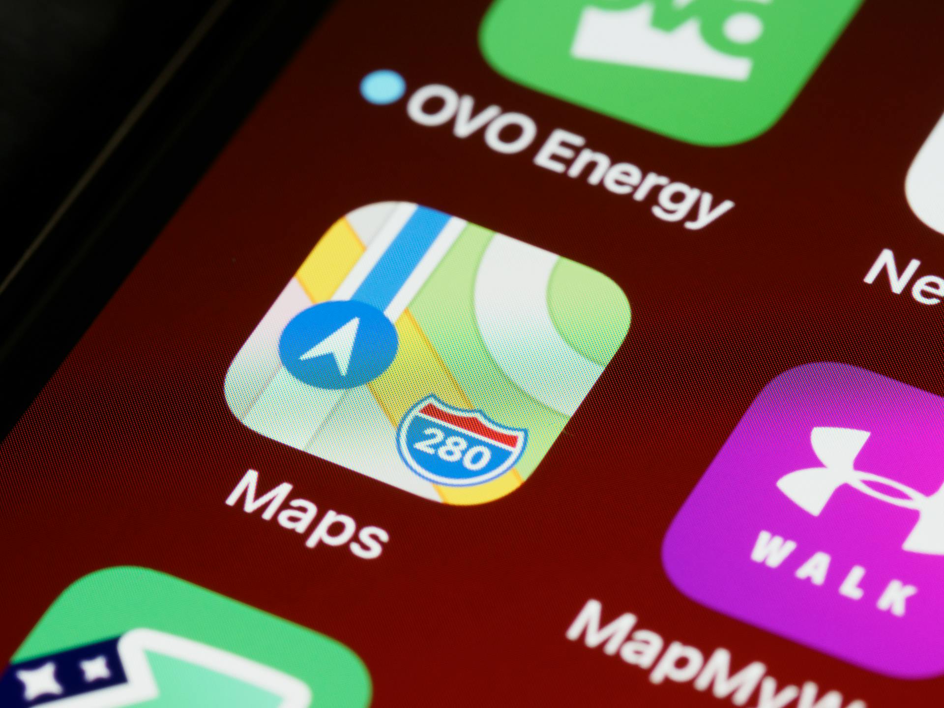 A maps app icon on a phone screen | Source: Pexels