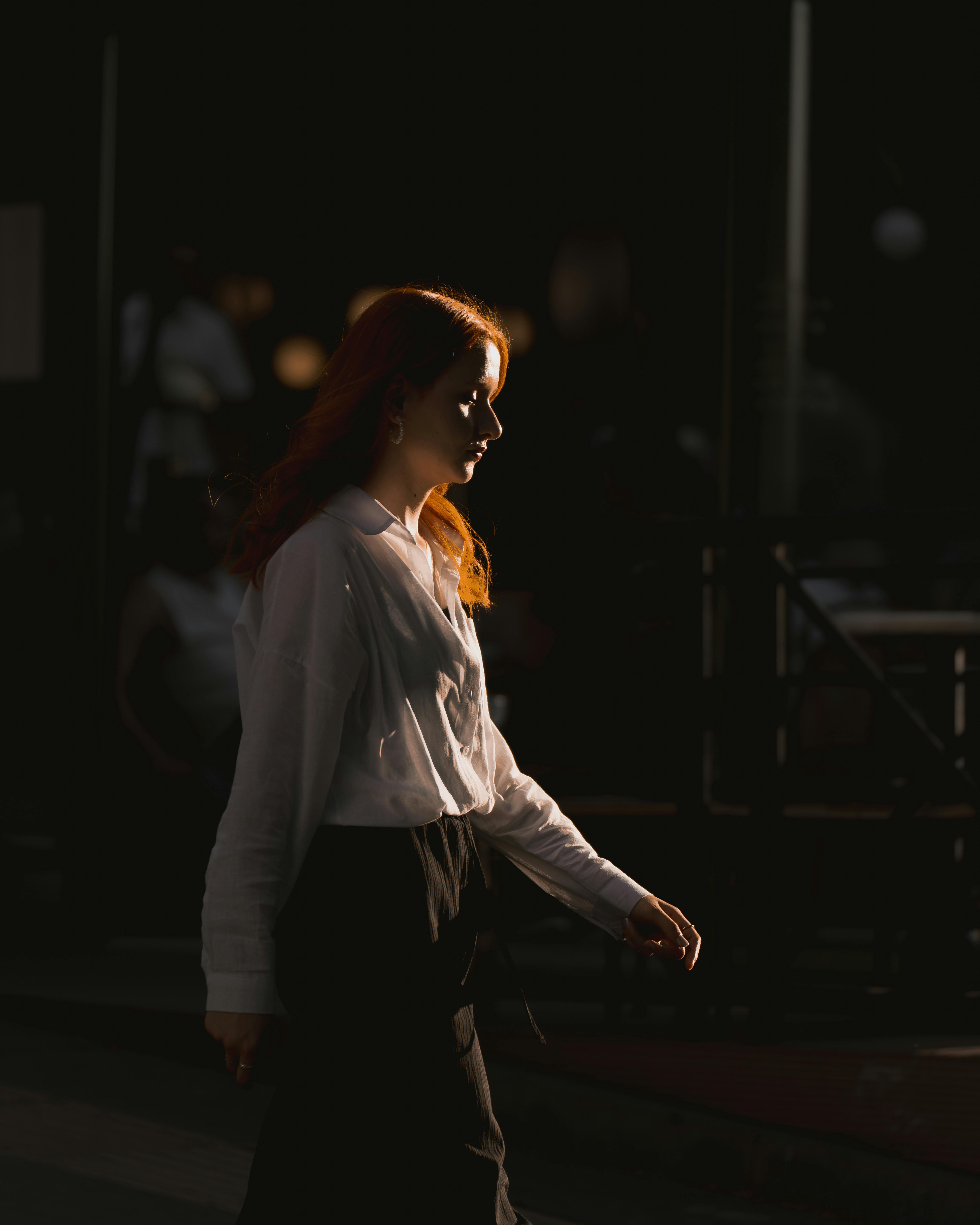 A young woman walking on a street | Source: Pexels