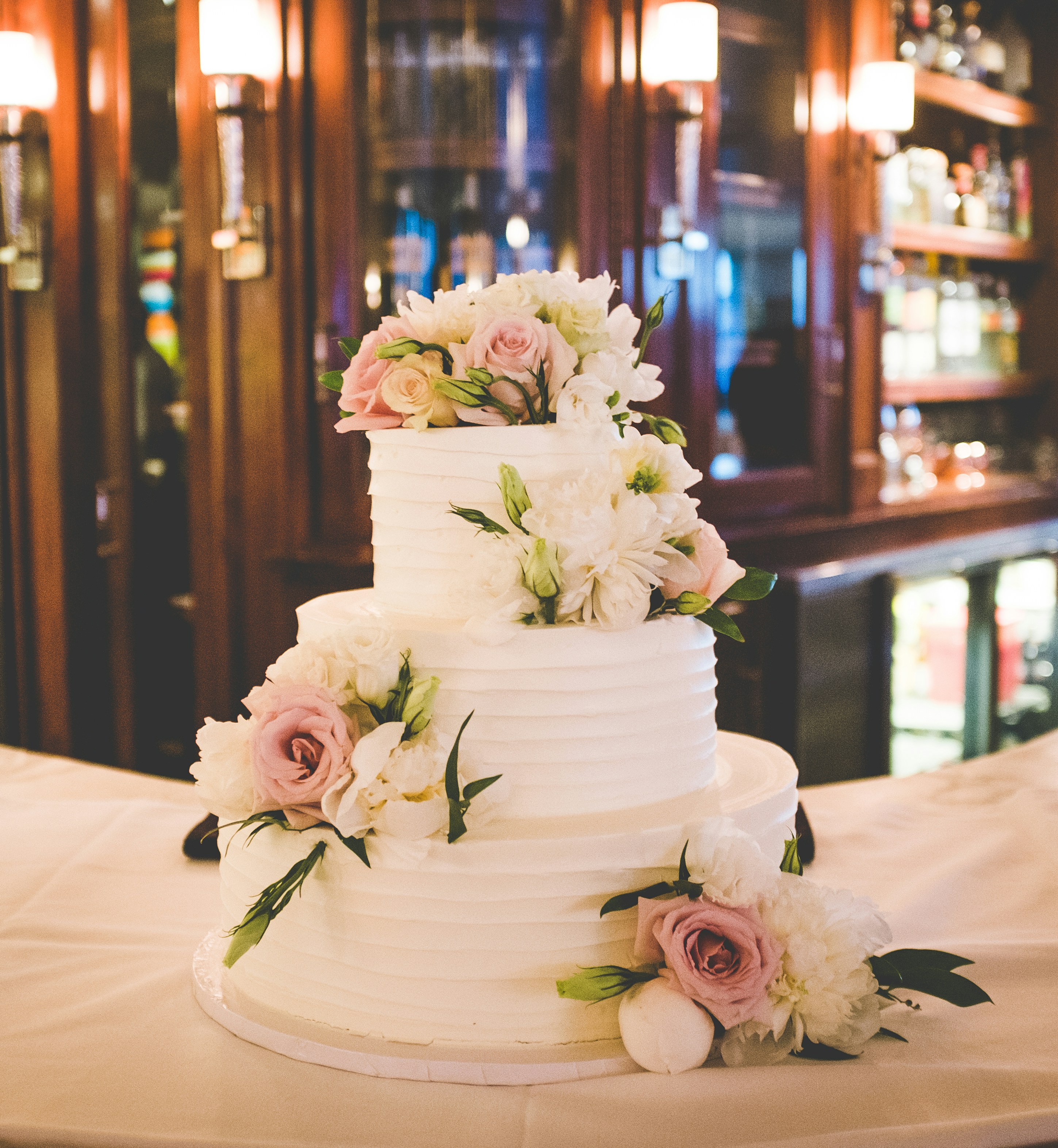 A beautiful wedding cake | Source: Unsplash