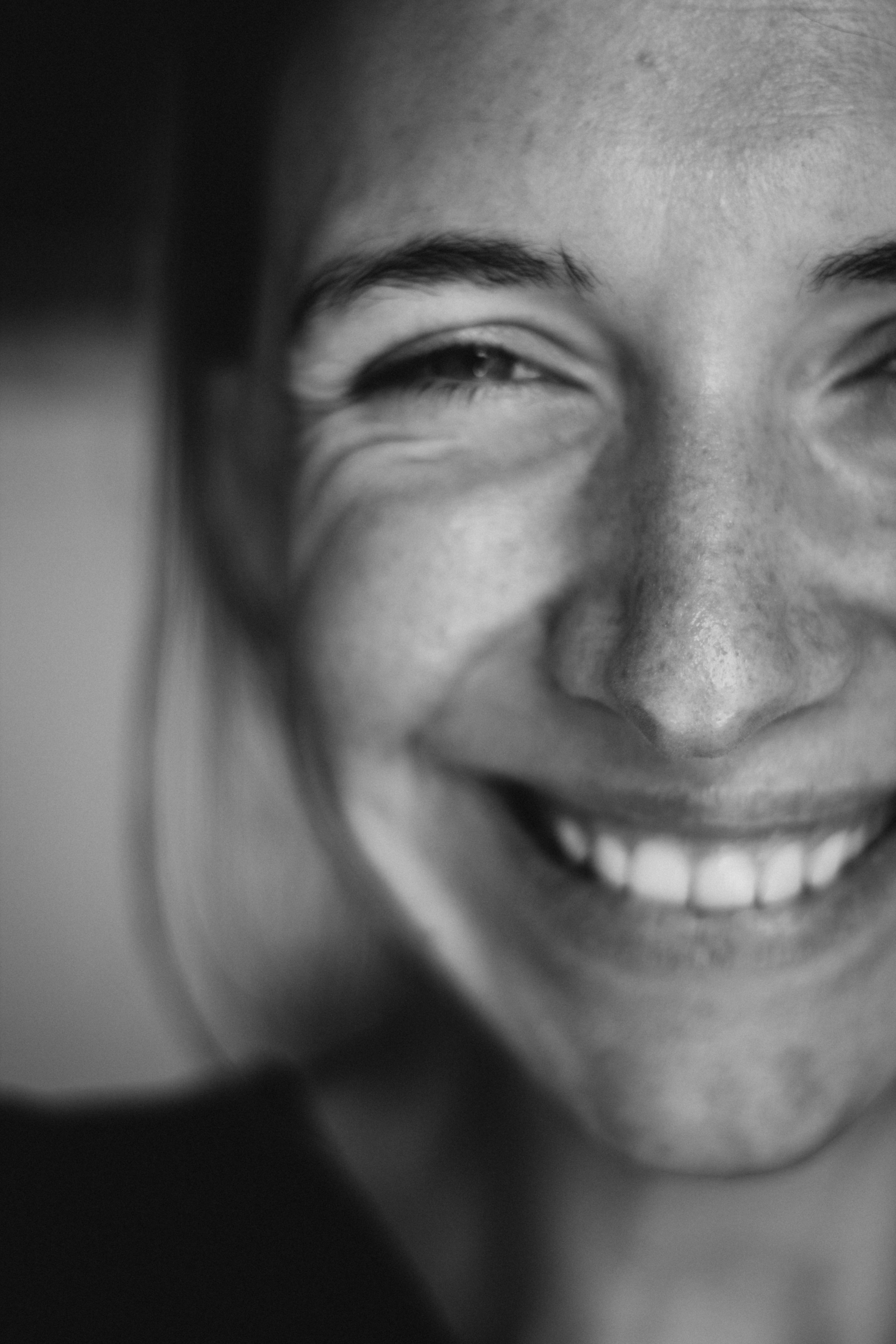 A close up of a smiling woman | Source: Unsplash