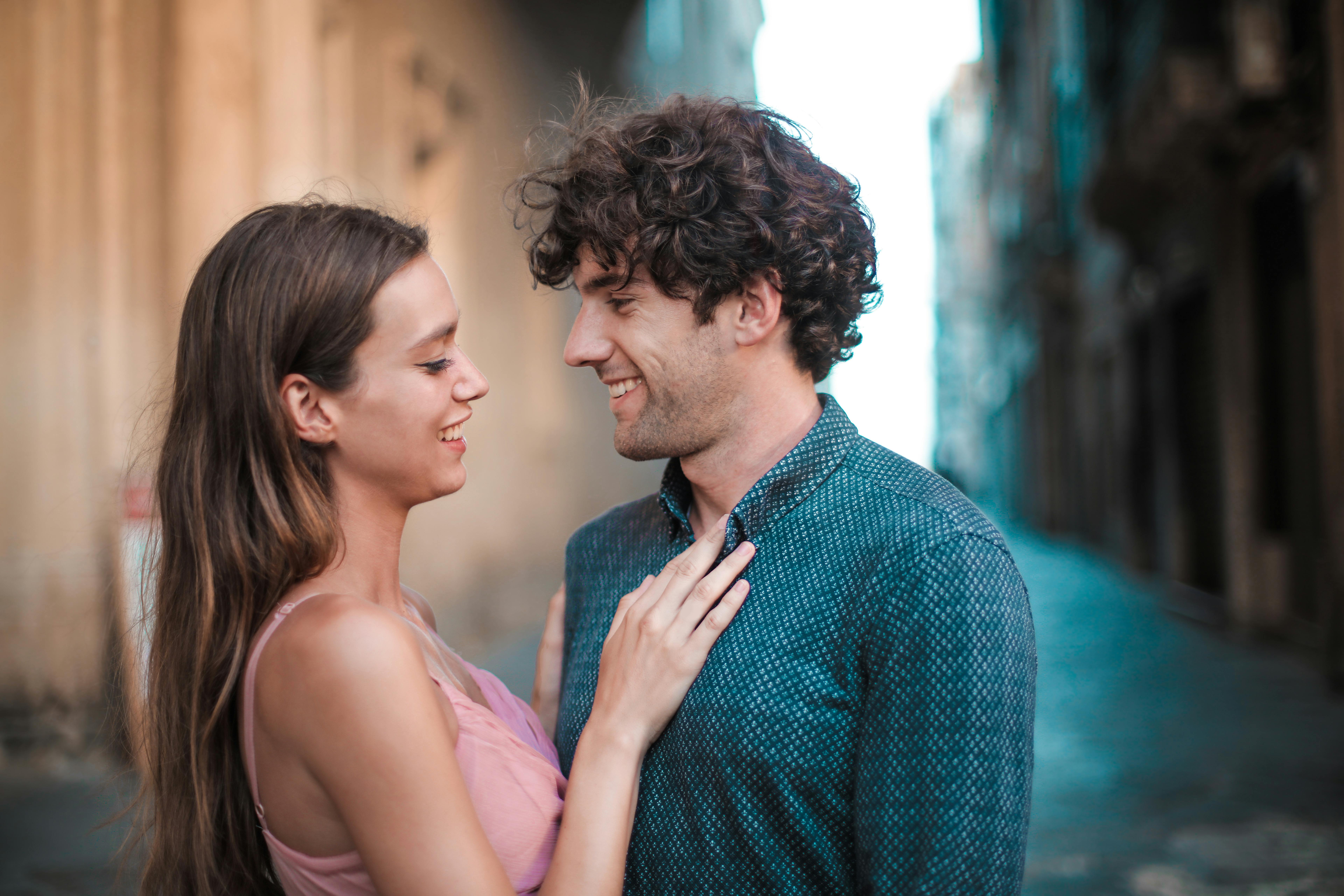 A smiling couple | Source: Pexels