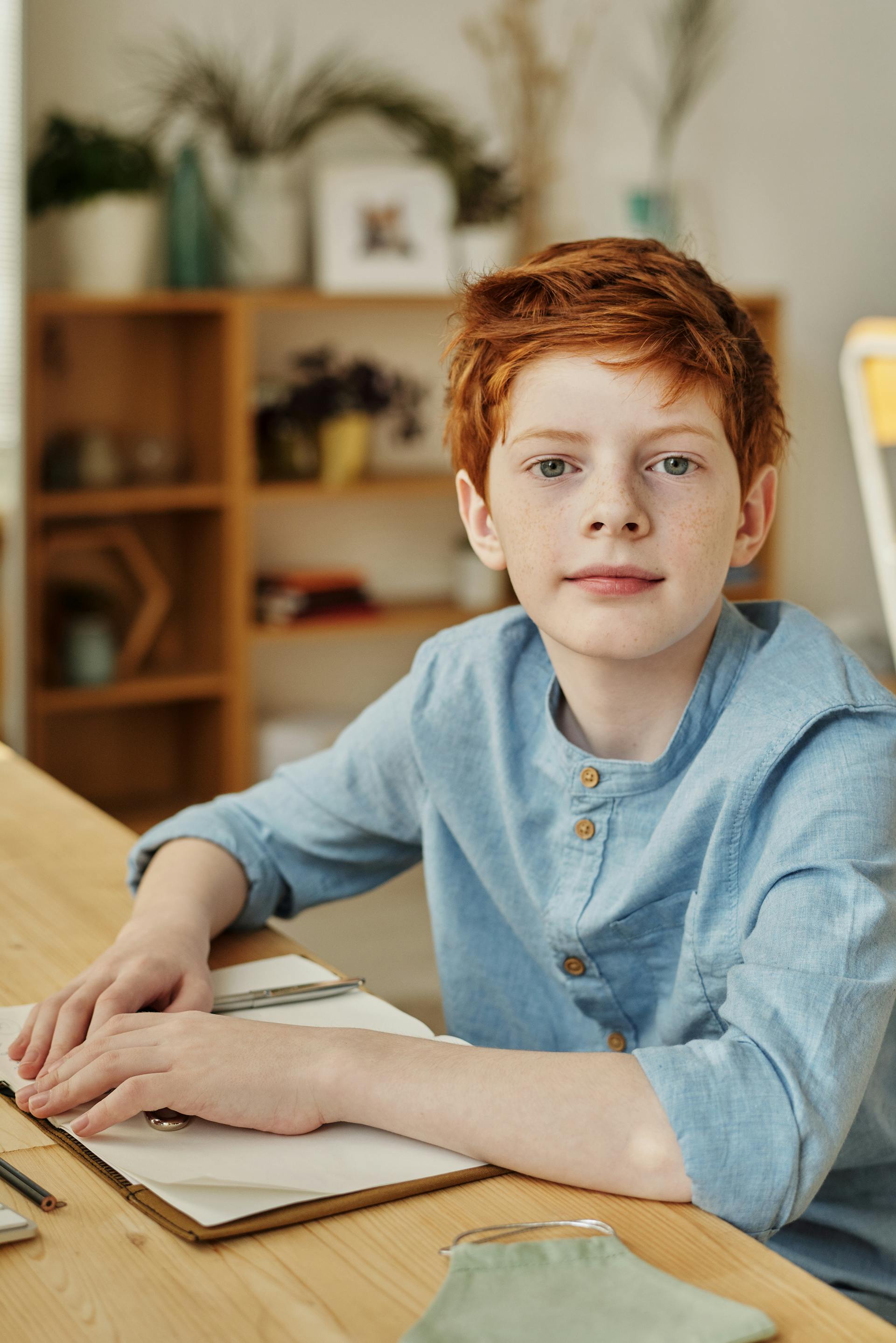 A boy watching someone with uncertainty | Source: Pexels