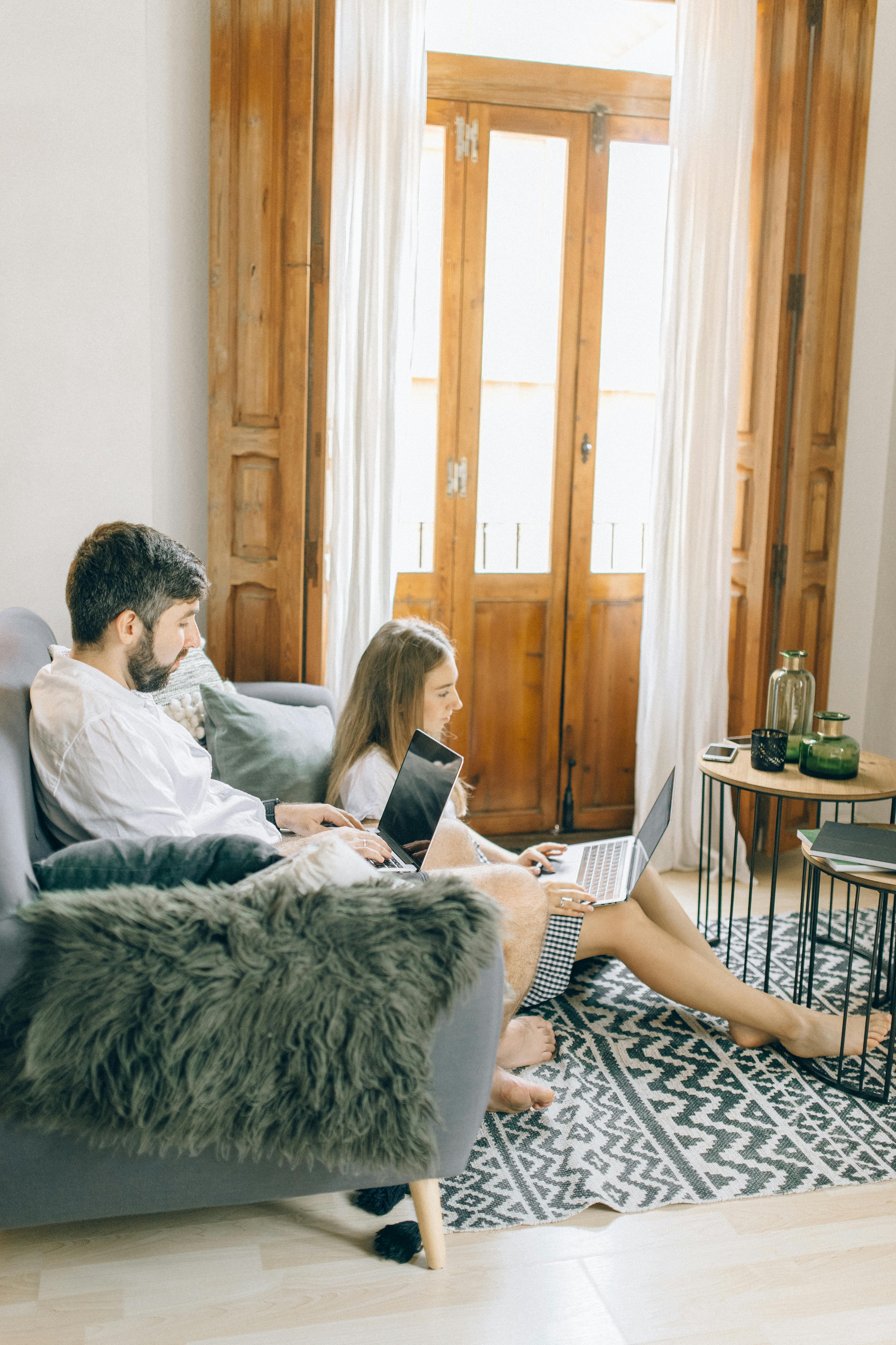 A man and a woman working in the living room | Source: Pexels