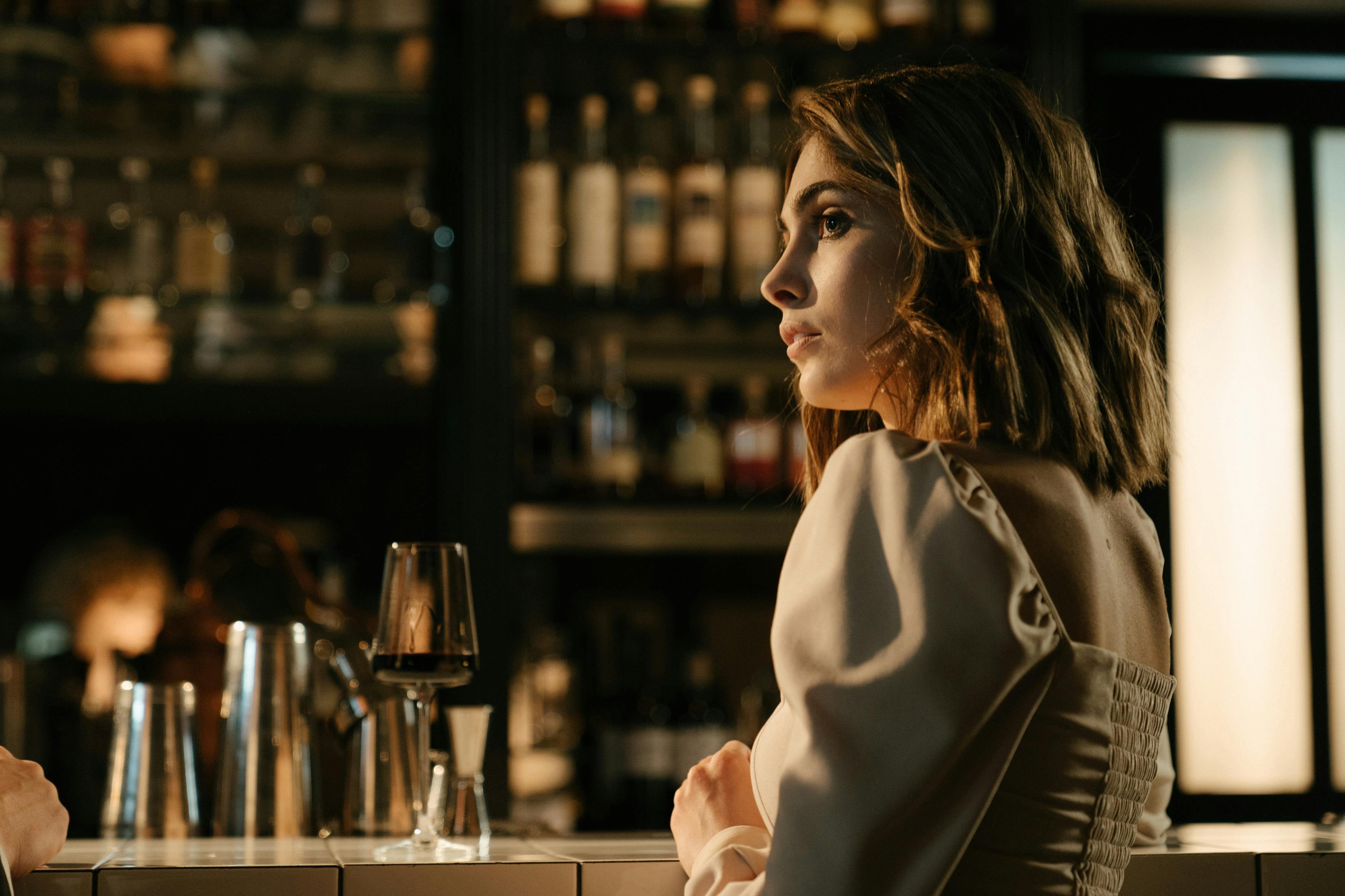 A side profile of a woman | Source: Pexels