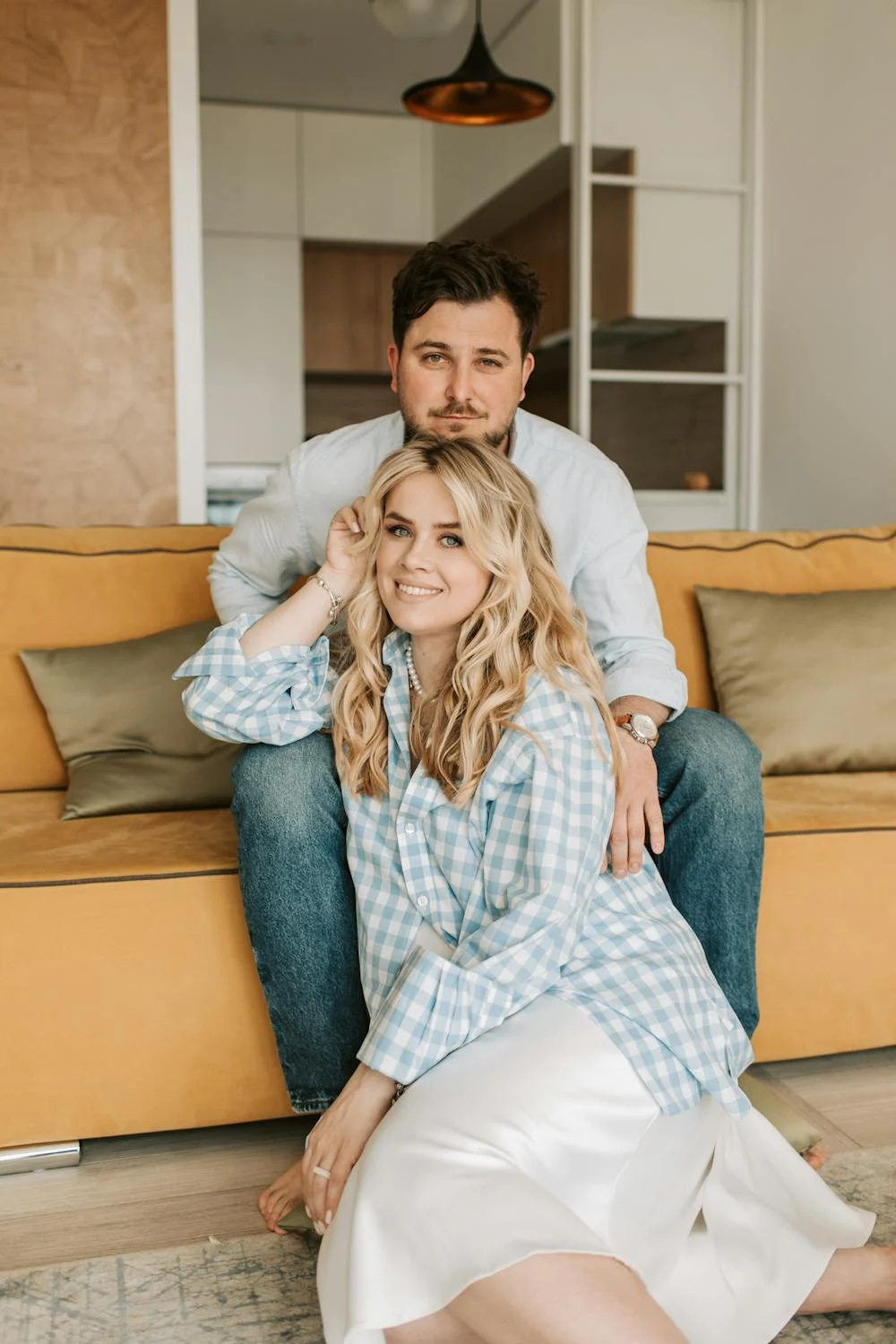 A smiling man with his wife | Source: Pexels