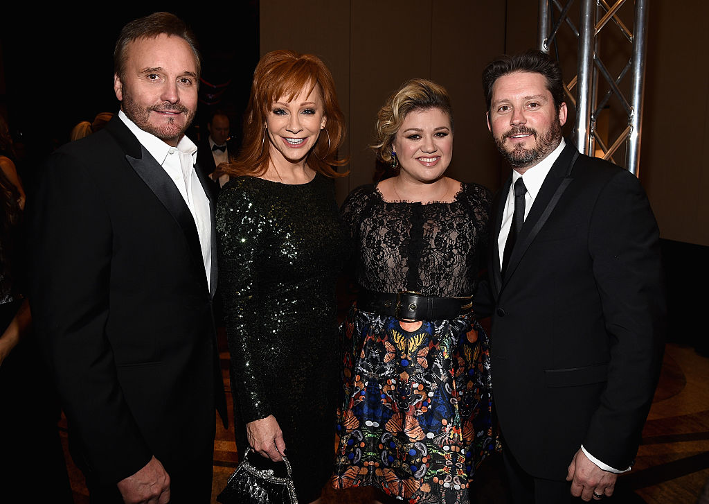 (L-R) TV Producer Narvel Blackstock, singers Reba McEntire, Kelly Clarkson, and Brandon Blackstock attend Muhammad Ali's Celebrity Fight Night XXI at the JW Marriott Phoenix Desert Ridge Resort & Spa on March 28, 2015, in Phoenix, Arizona. | Source: Getty Images