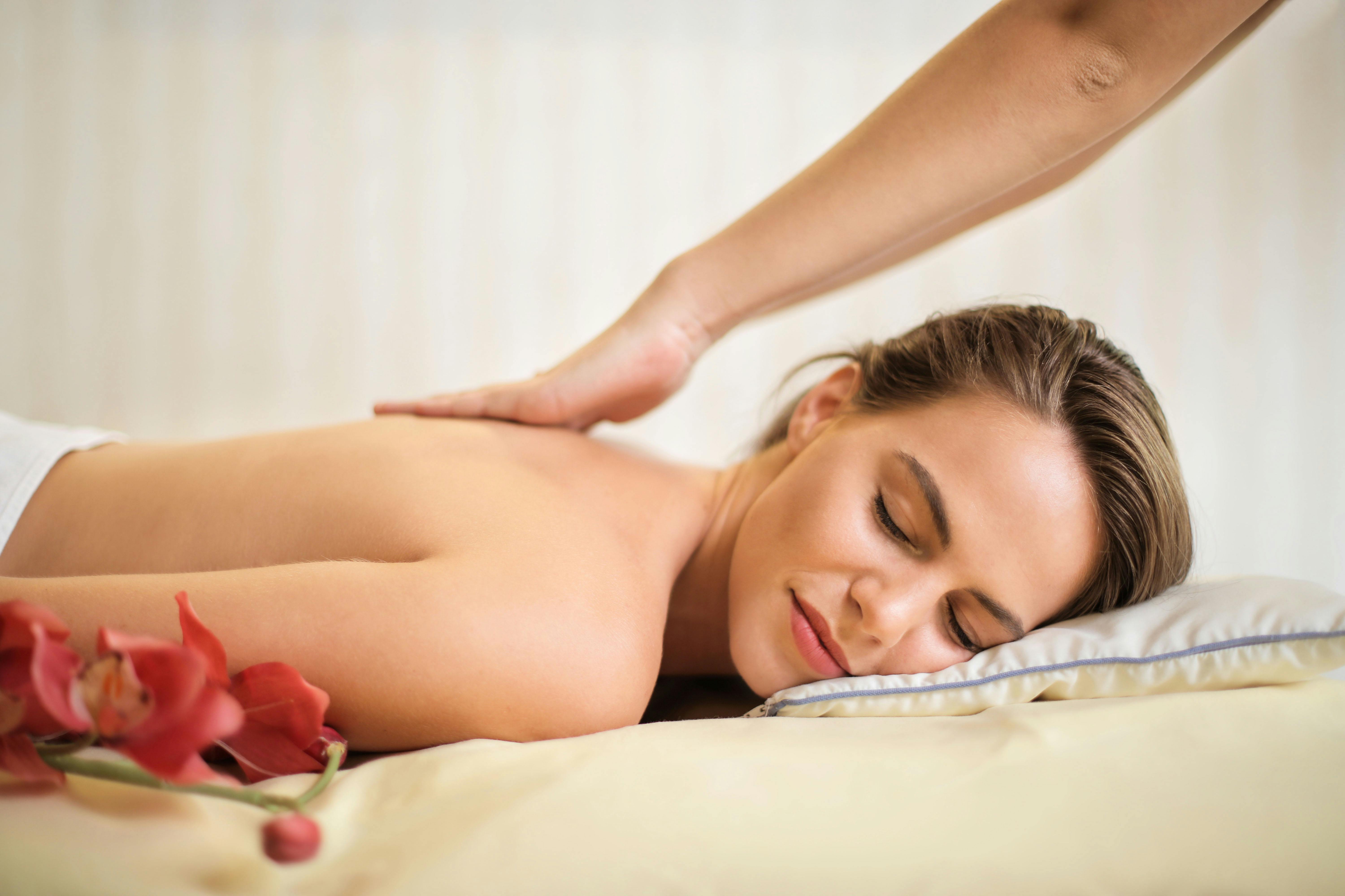 A woman getting a massage | Source: Pexels