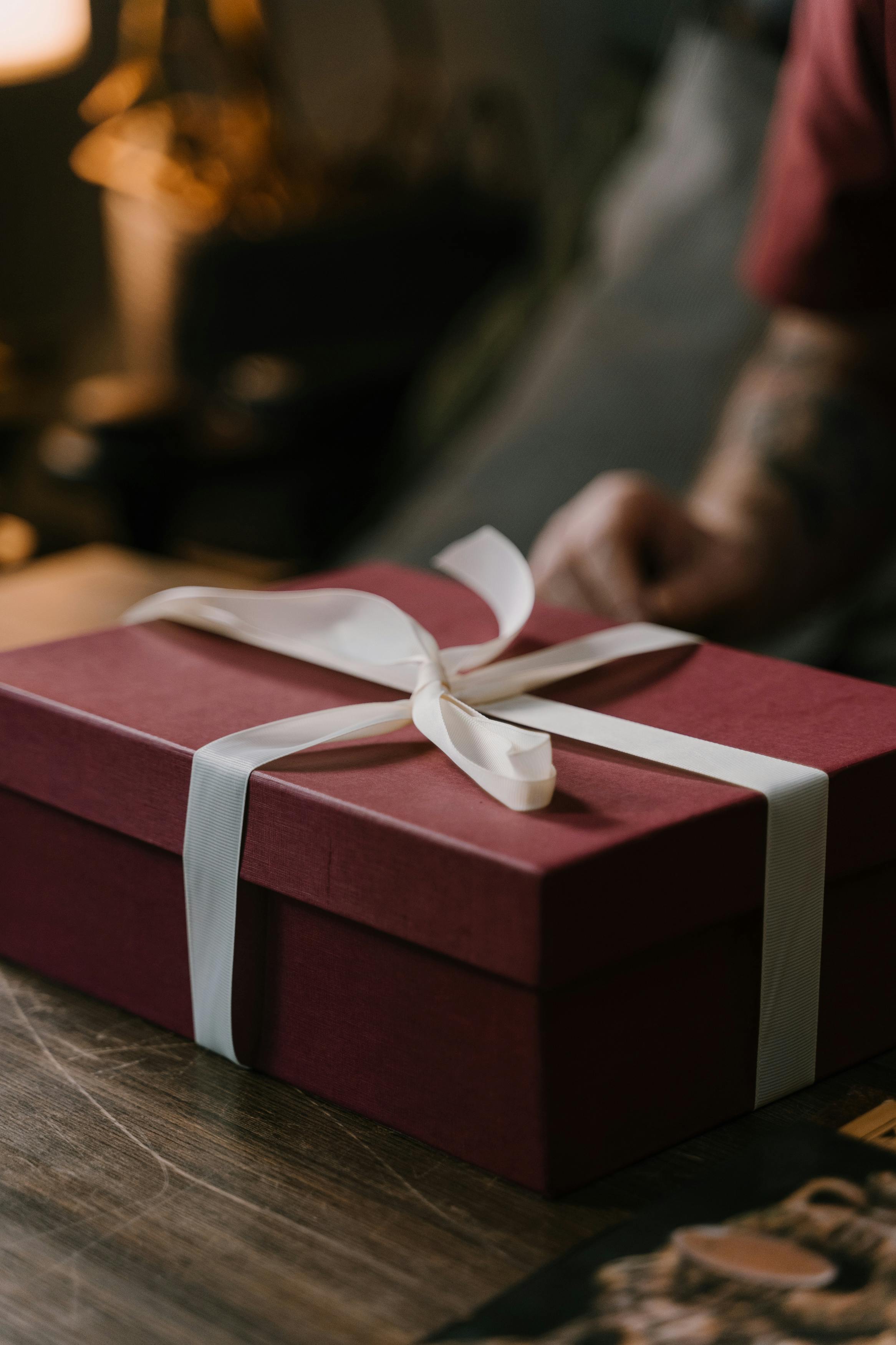 A wrapped box on a table | Source: Pexels