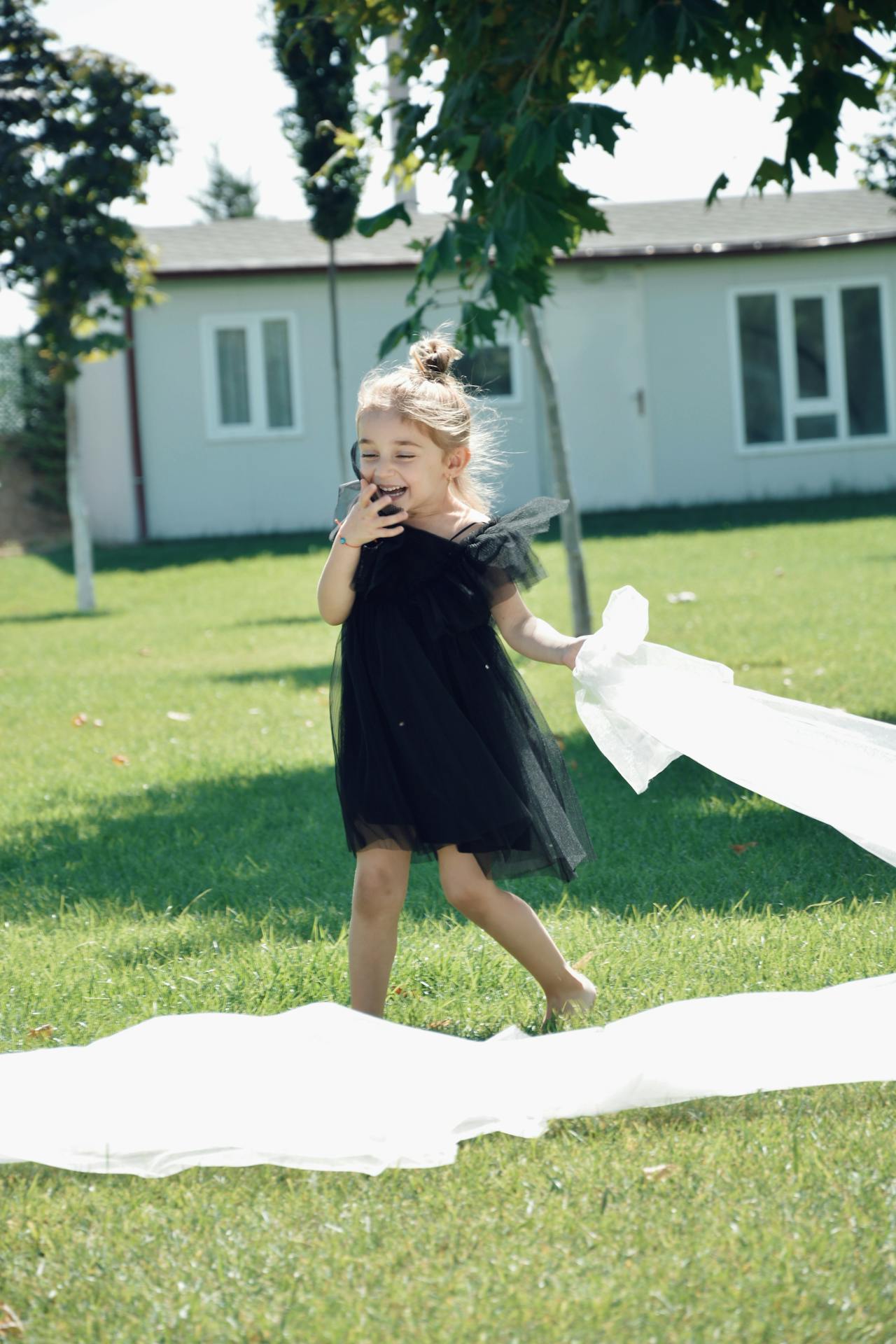 A little girl playing outside a building | Source: Pexels