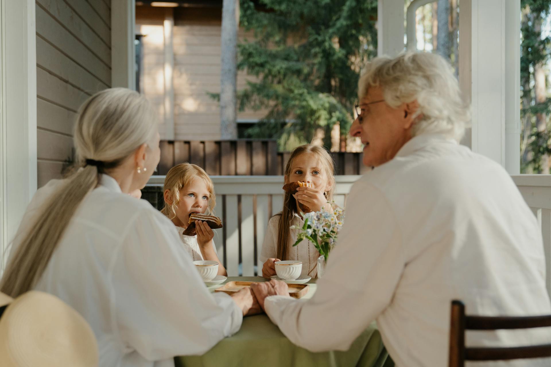 An older couple eating with two children | Source: Pexels