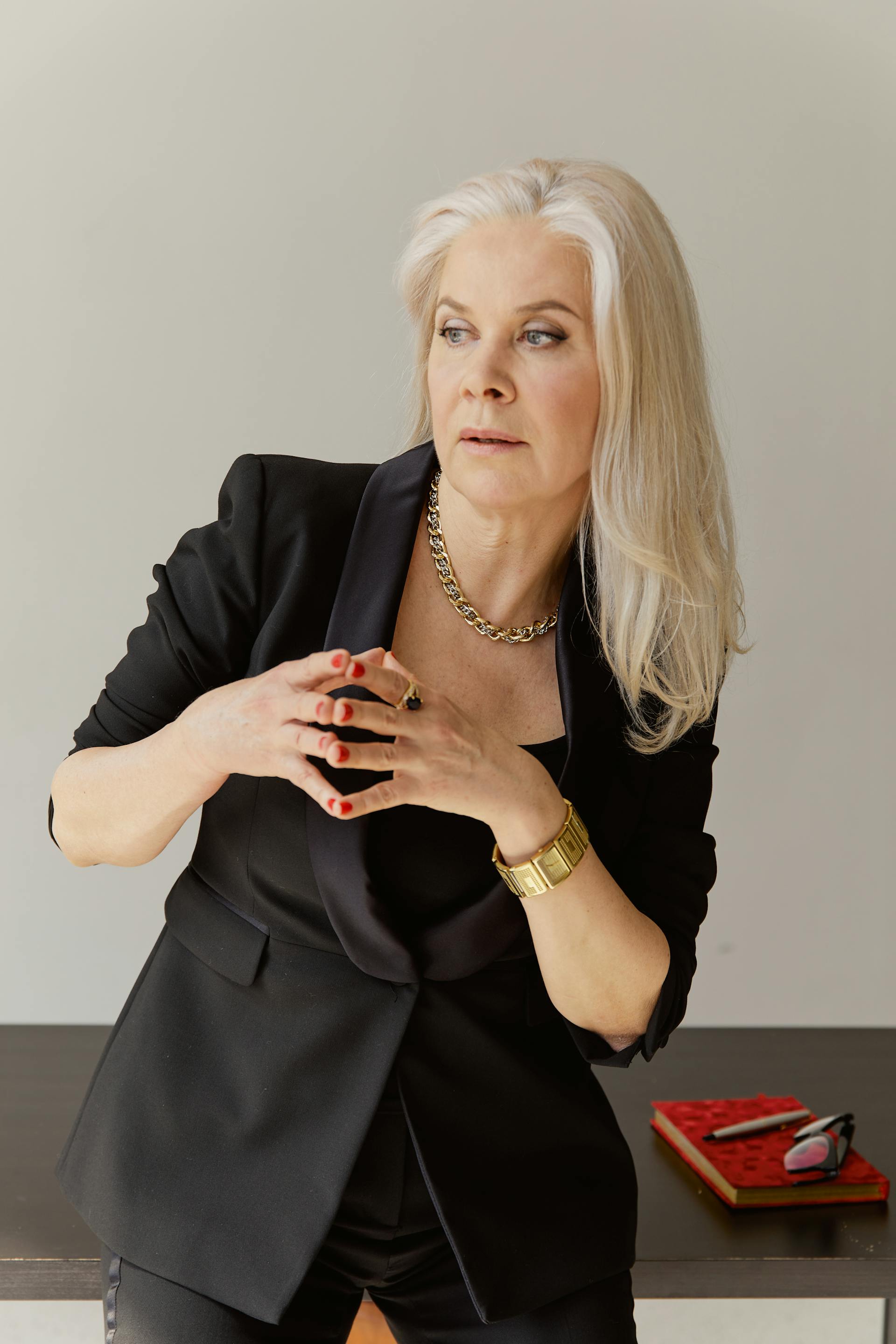 A woman giving something a judgmental look | Source: Pexels