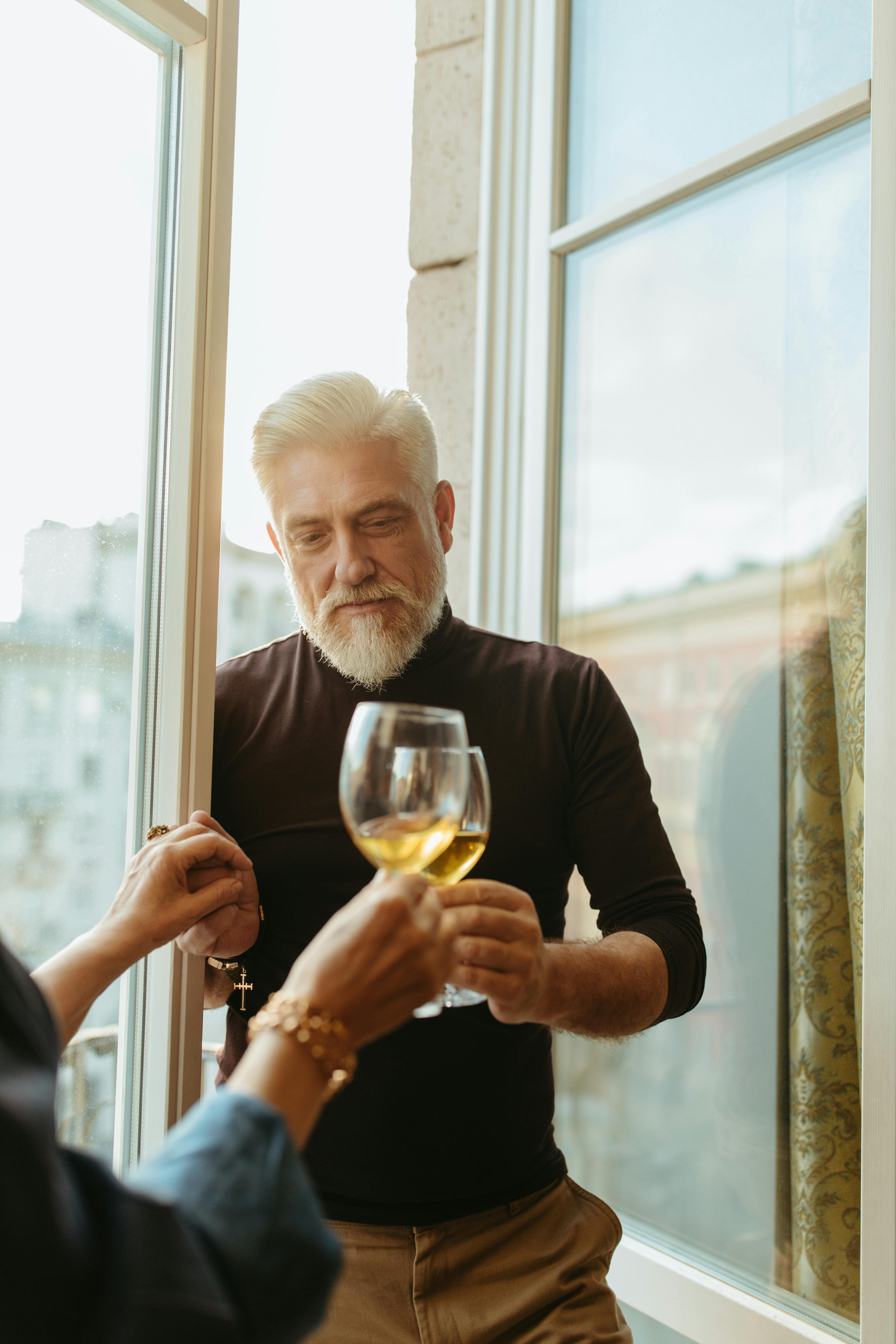 People toasting | Source: Pexels