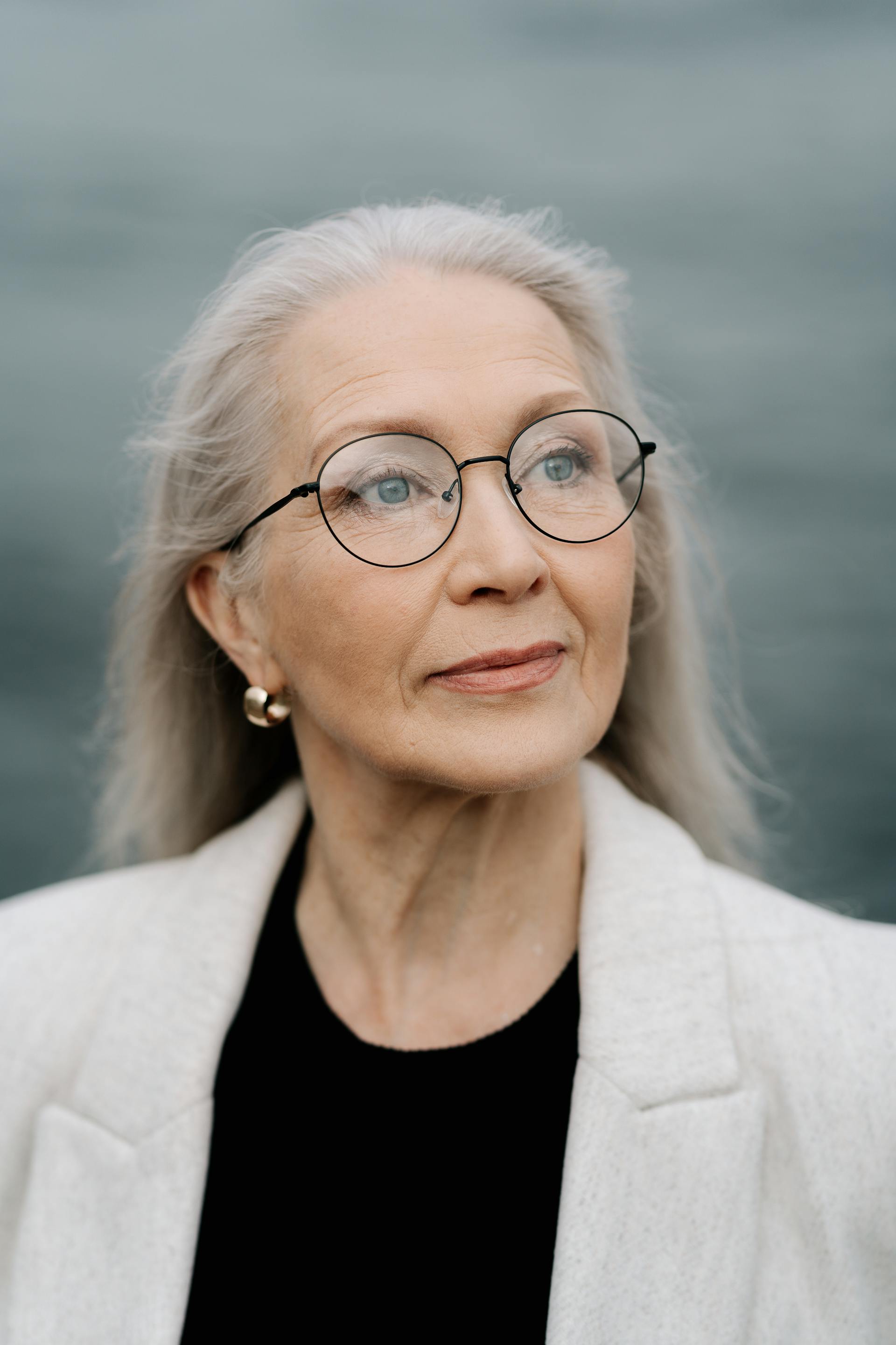 A worried-looking woman | Source: Pexels
