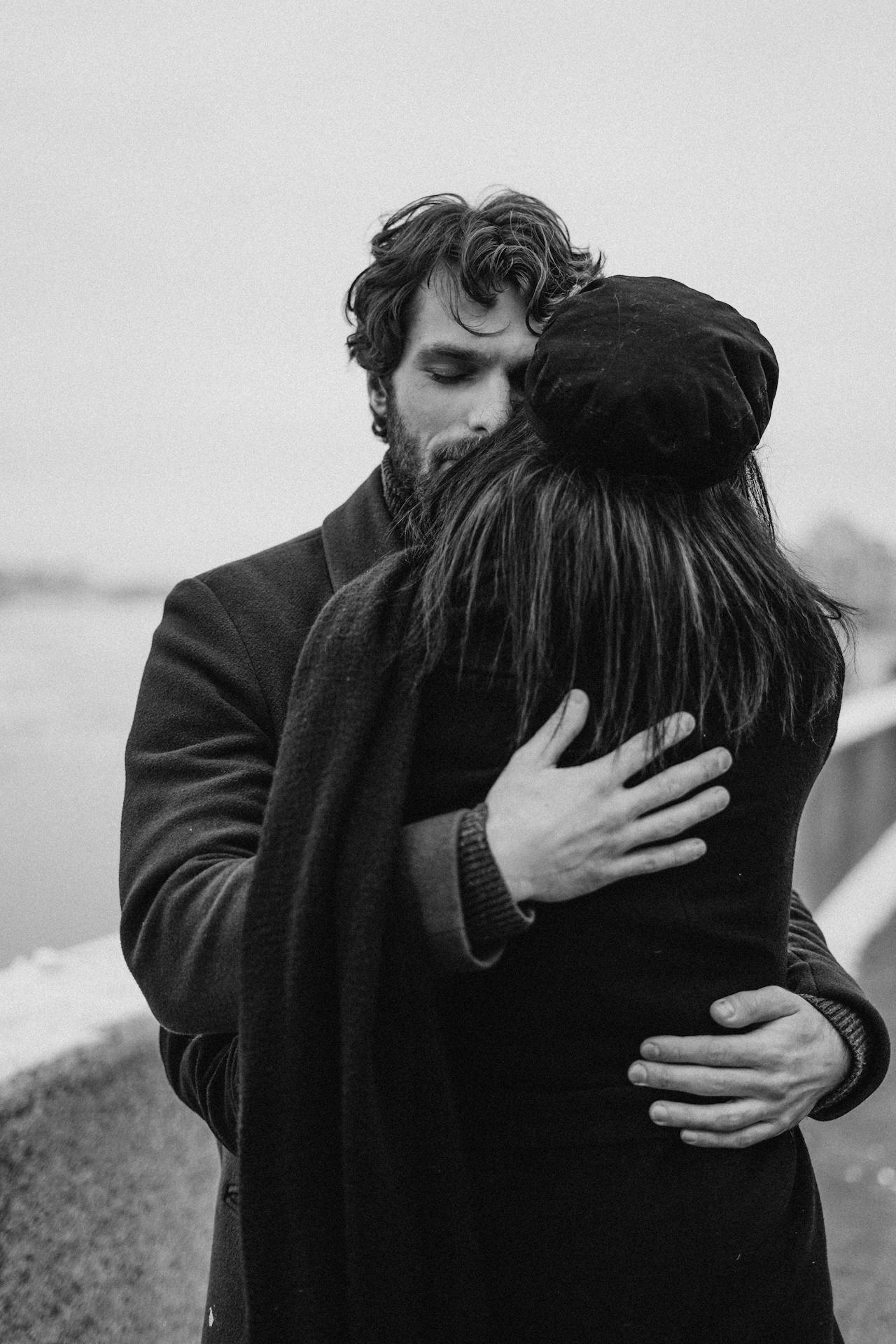 Grayscale shot of a couple hugging each other | Source: Pexels