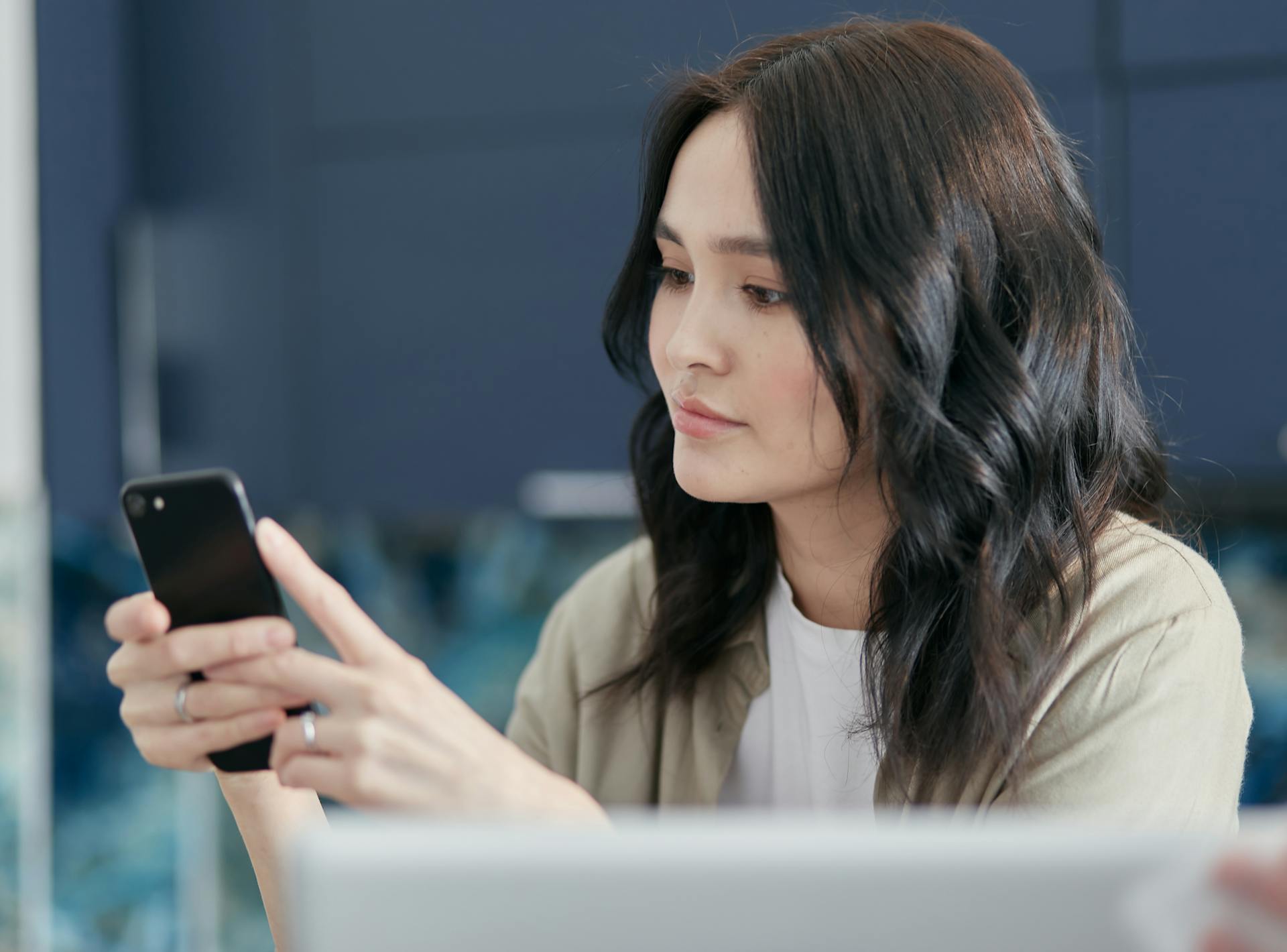 A woman texting on her phone | Source: Pexels