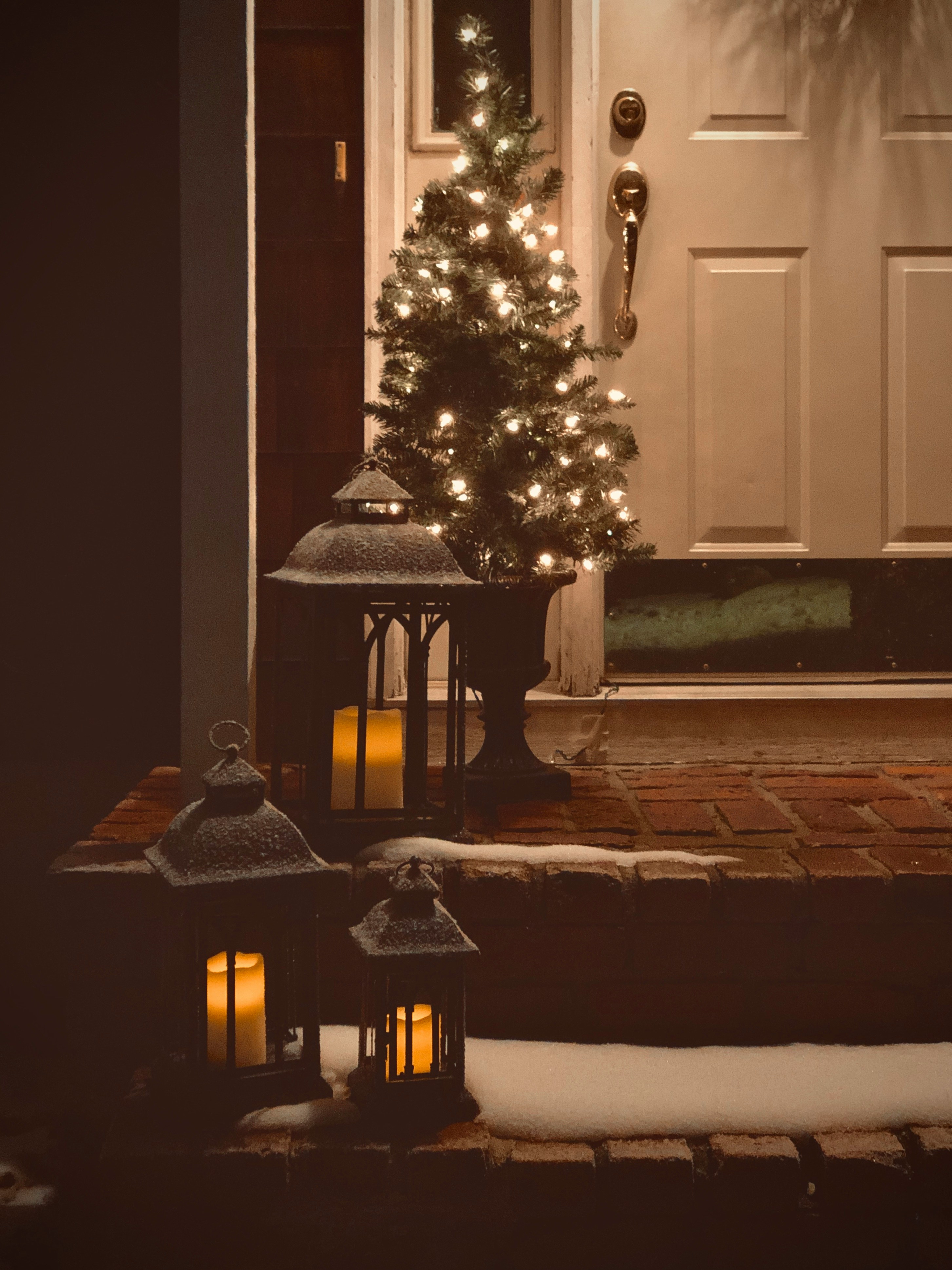 Christmas decorations on a porch | Source: Unsplash