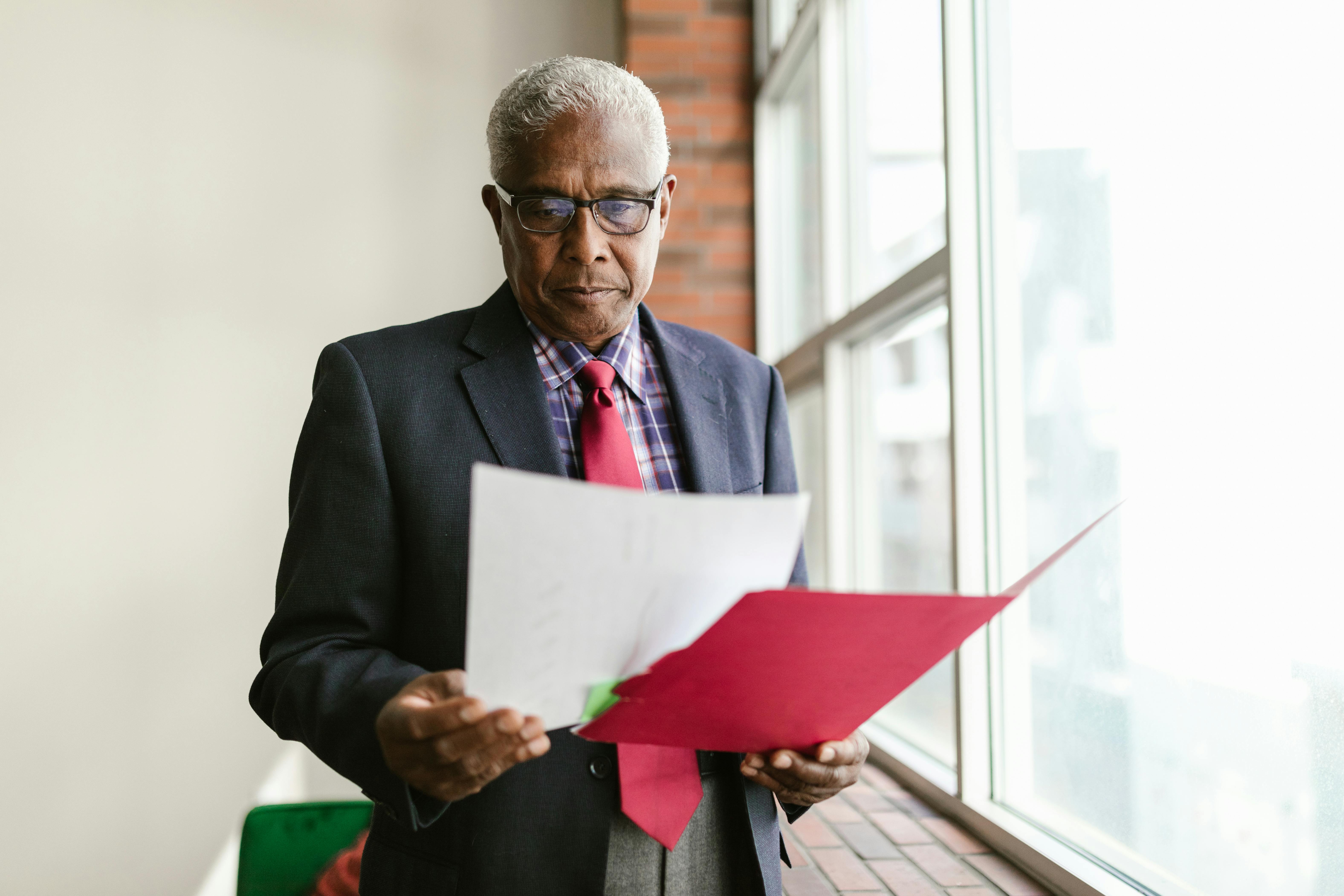 A man reading a document | Source: Pexels