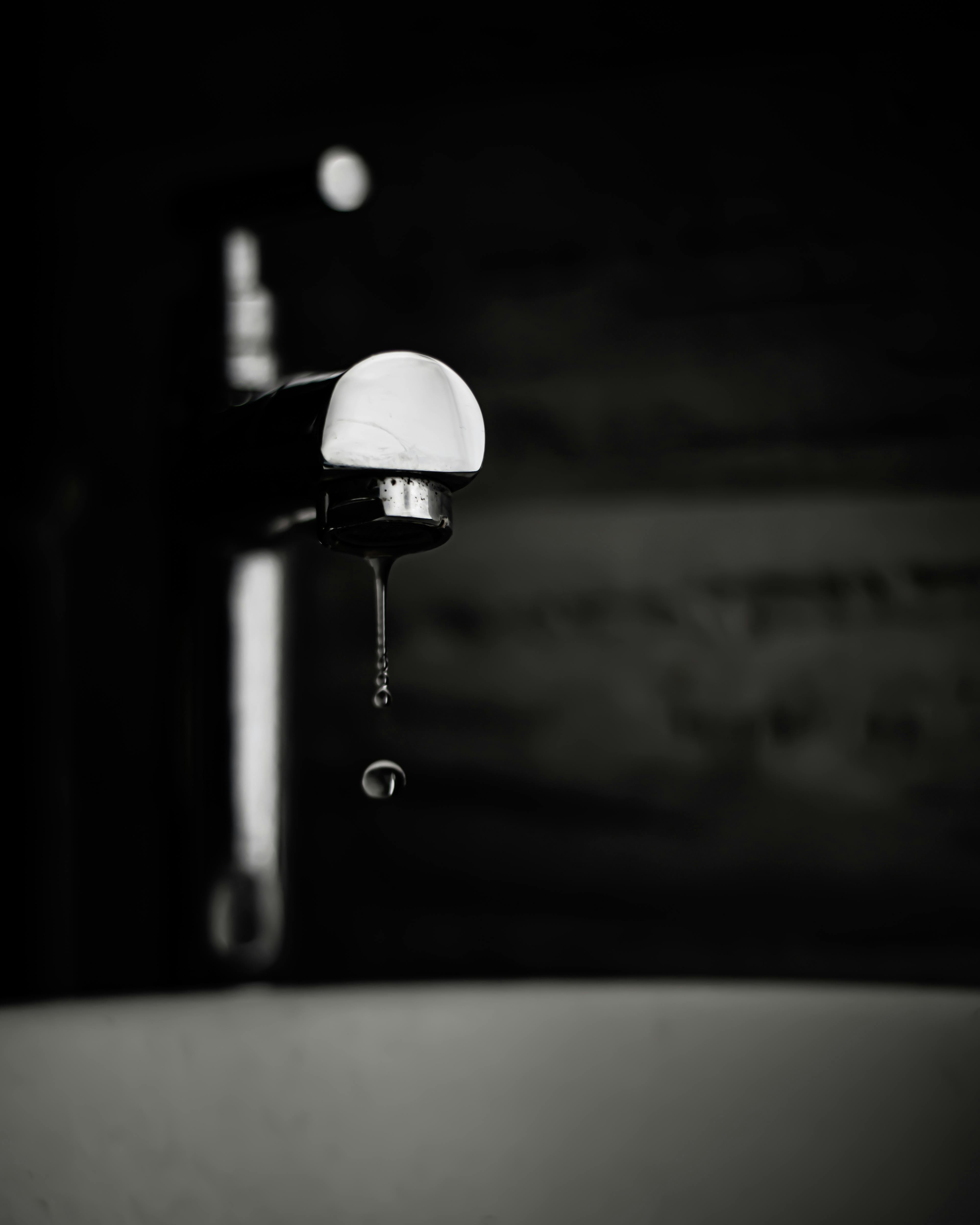 A close up of a dripping tap | Source: Pexels