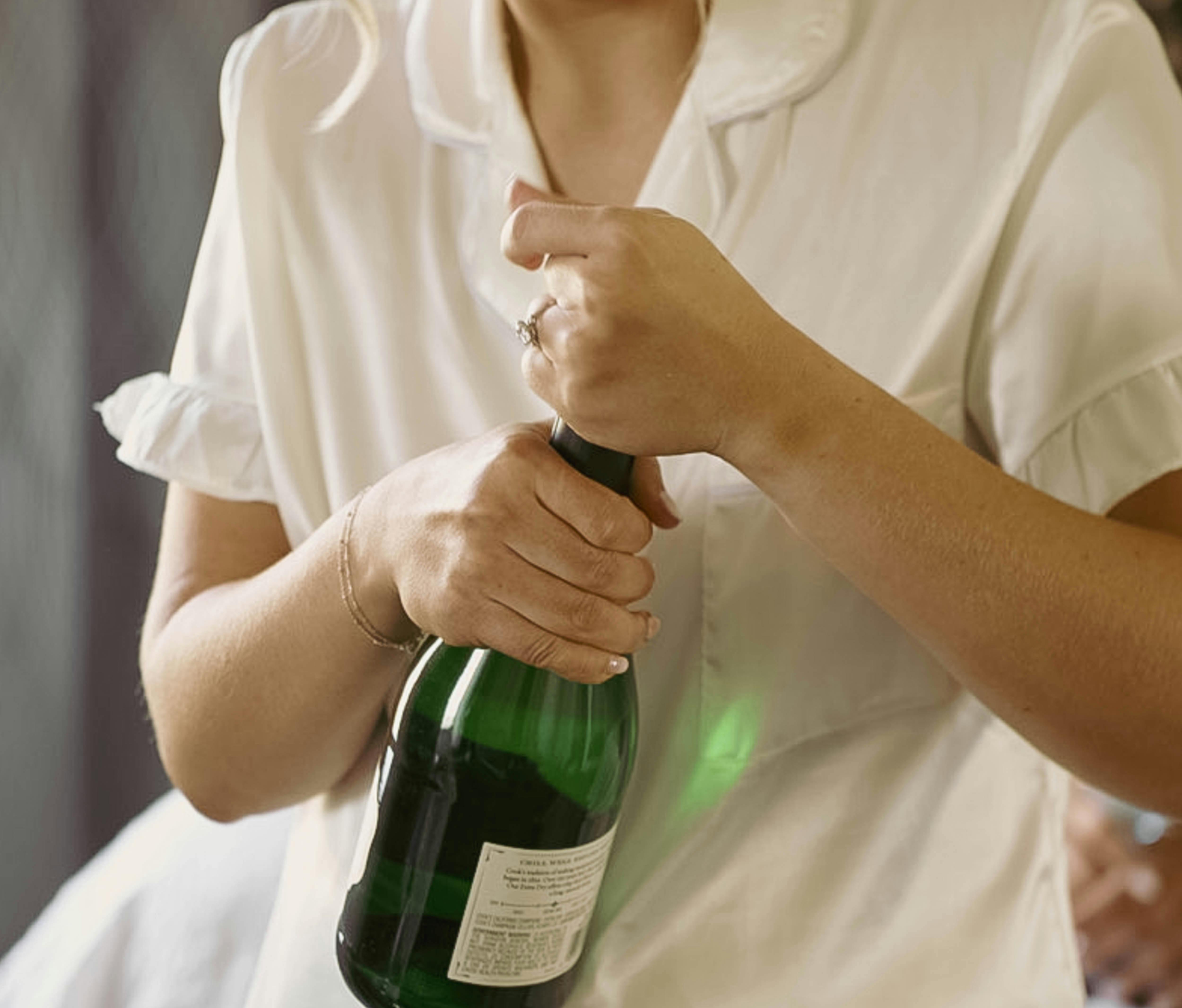 Uma pessoa segurando uma garrafa de champanhe | Fonte: Pexels