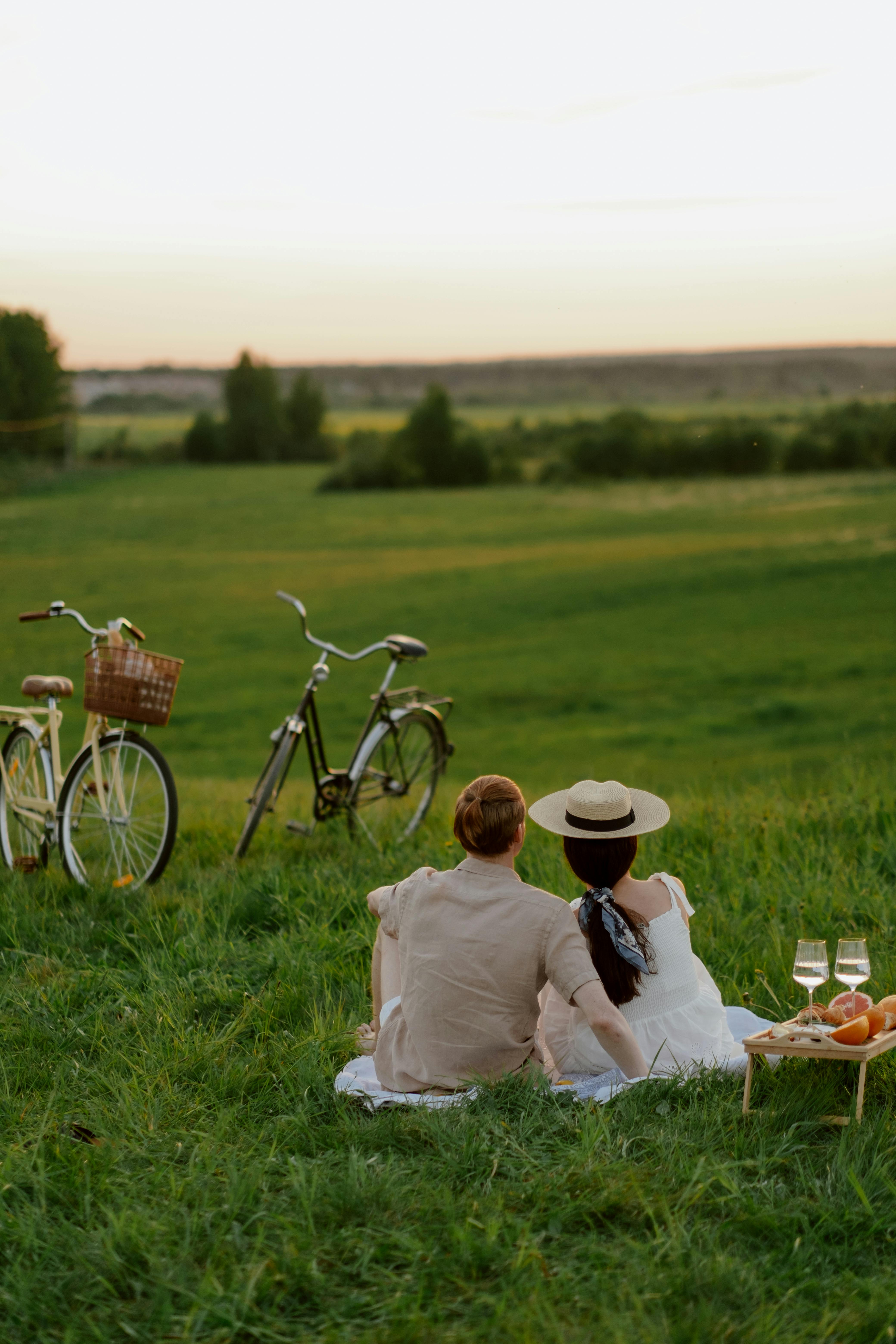A couple having a picnic | Source: Pexels
