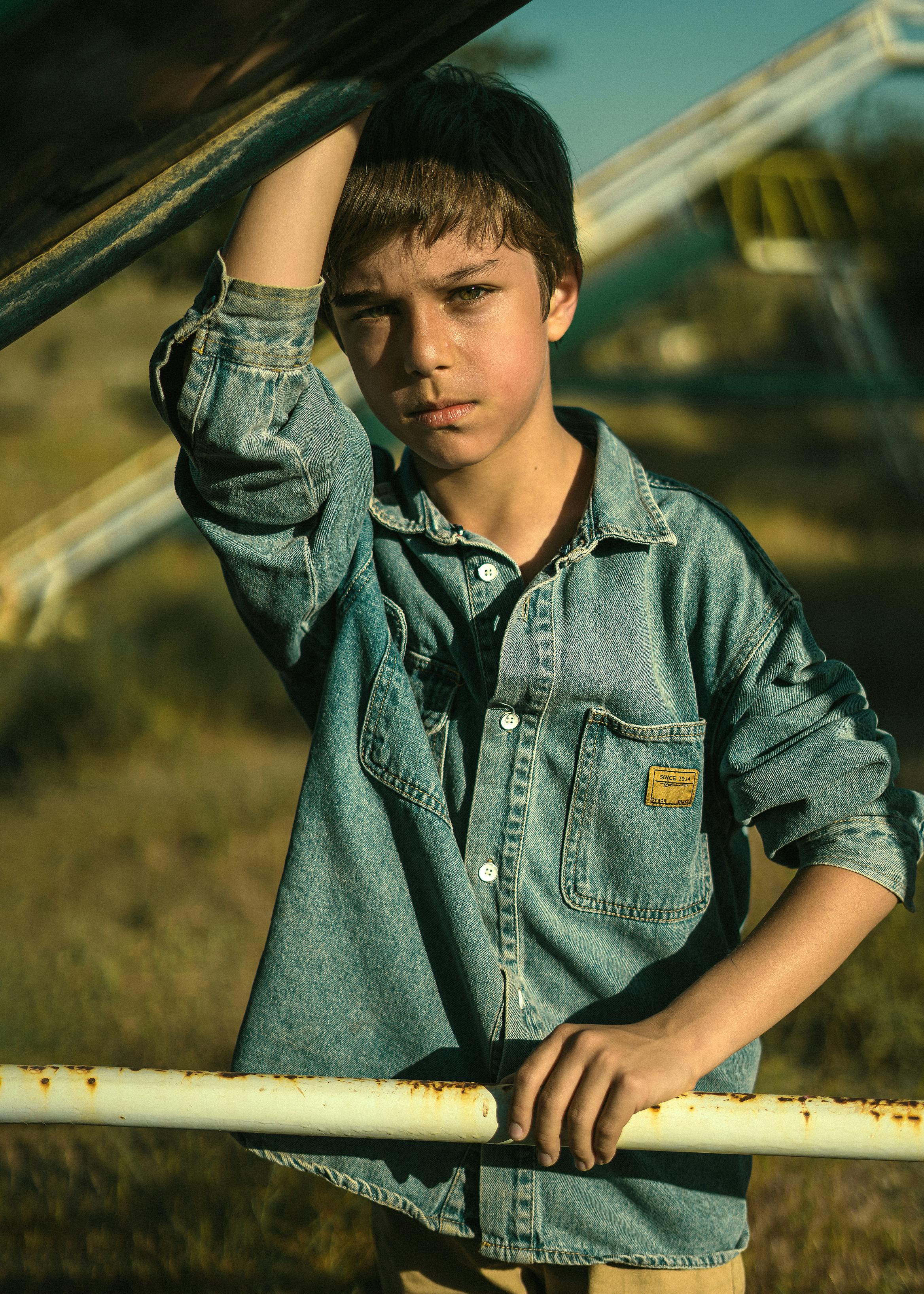 A young boy standing outside | Source: Pexels